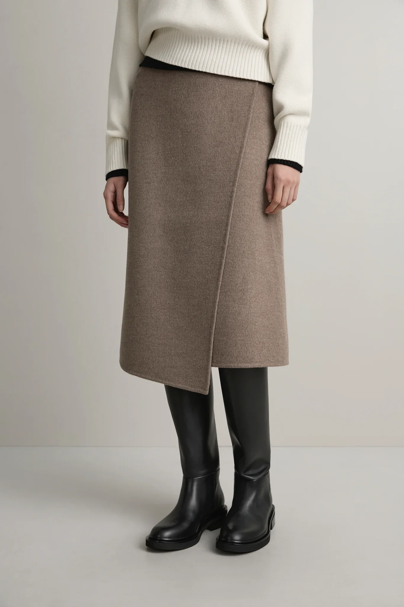 S41-Roche_Skirt_Cafe-26307-A.Emery-D1-1053.webp