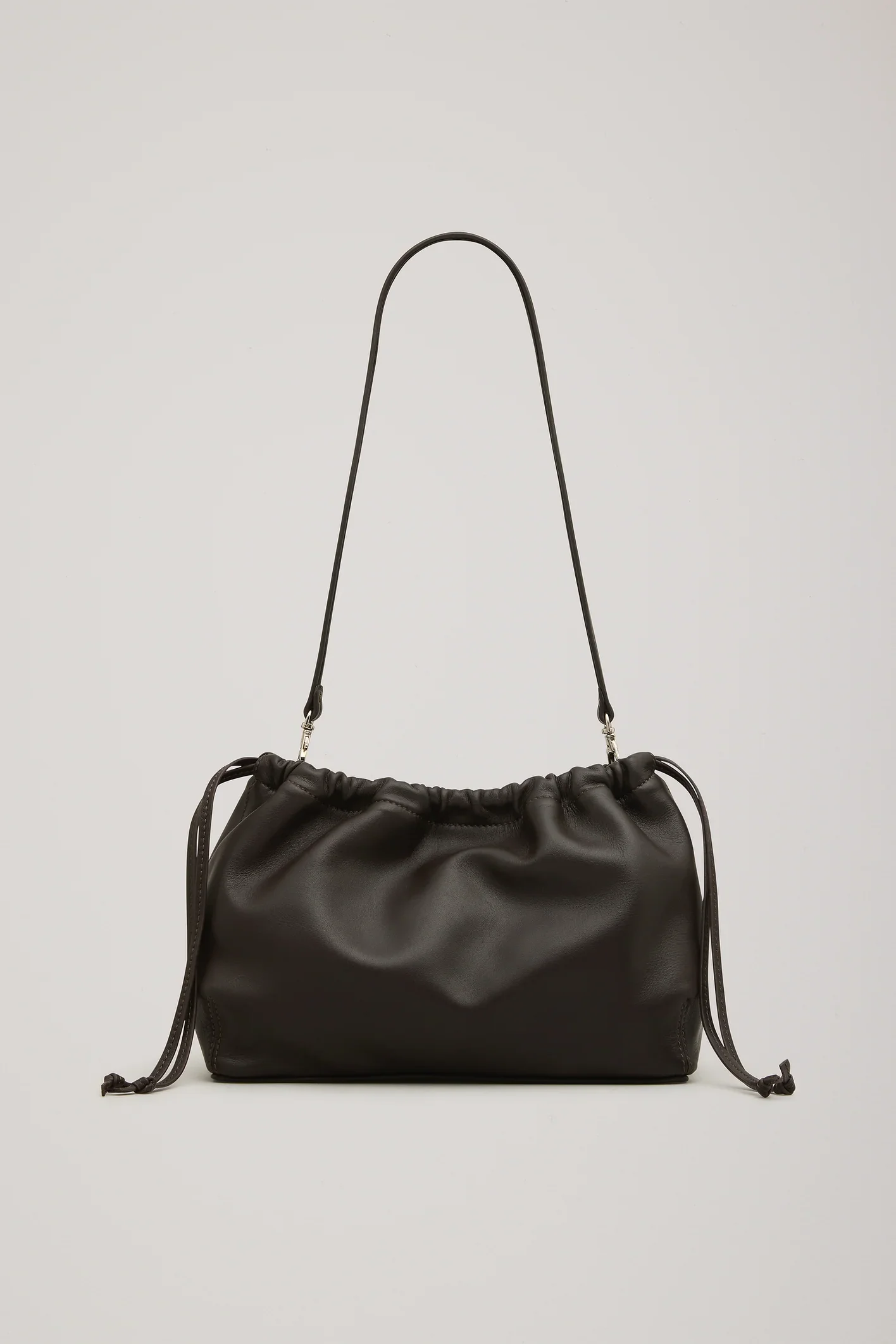 S04-Tobey_Bag_Bistre-25999-A.Emery-C-0107.webp