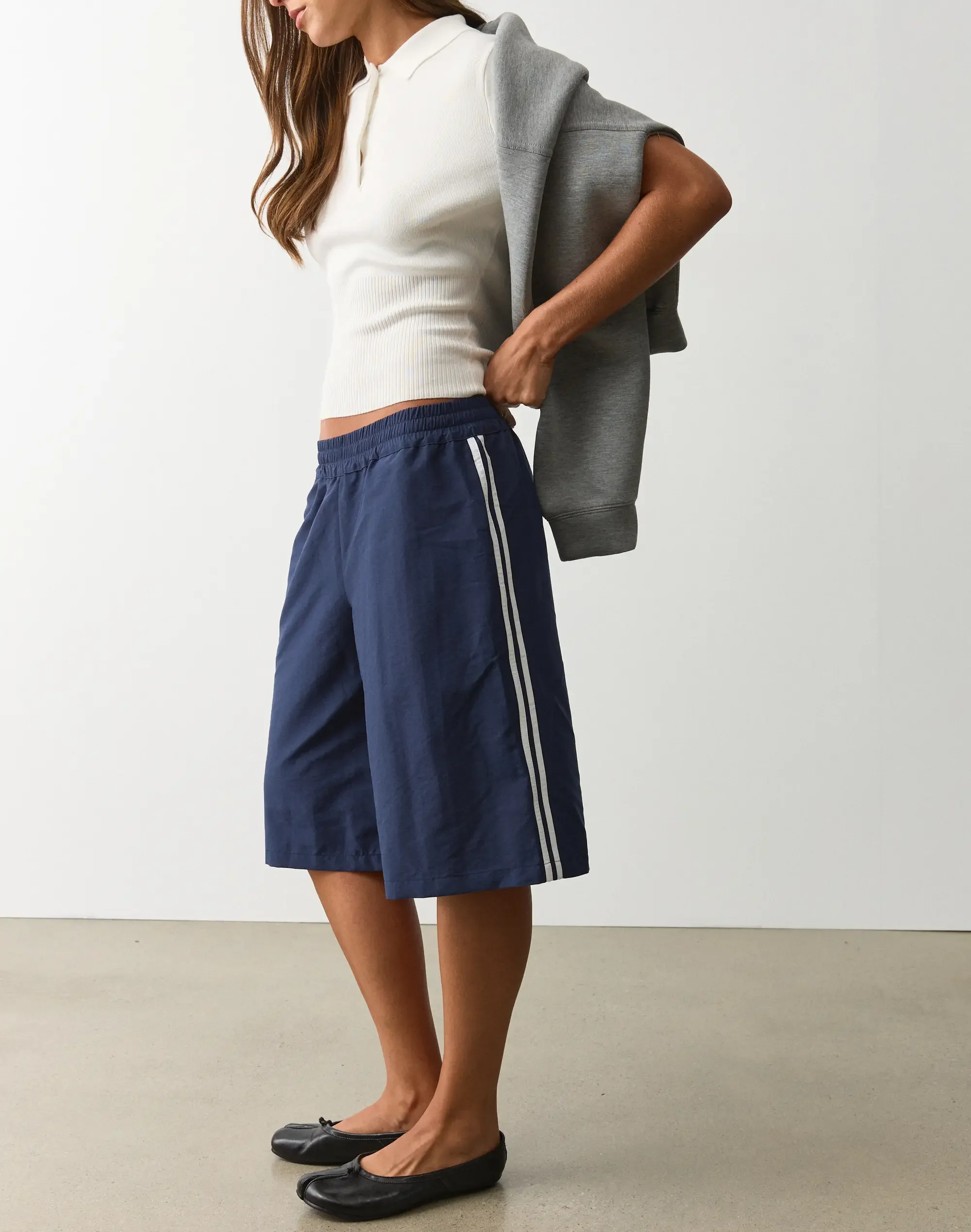 amalie-long-line-short-lr-friday-night-x-white-6-sw339610tip.webp