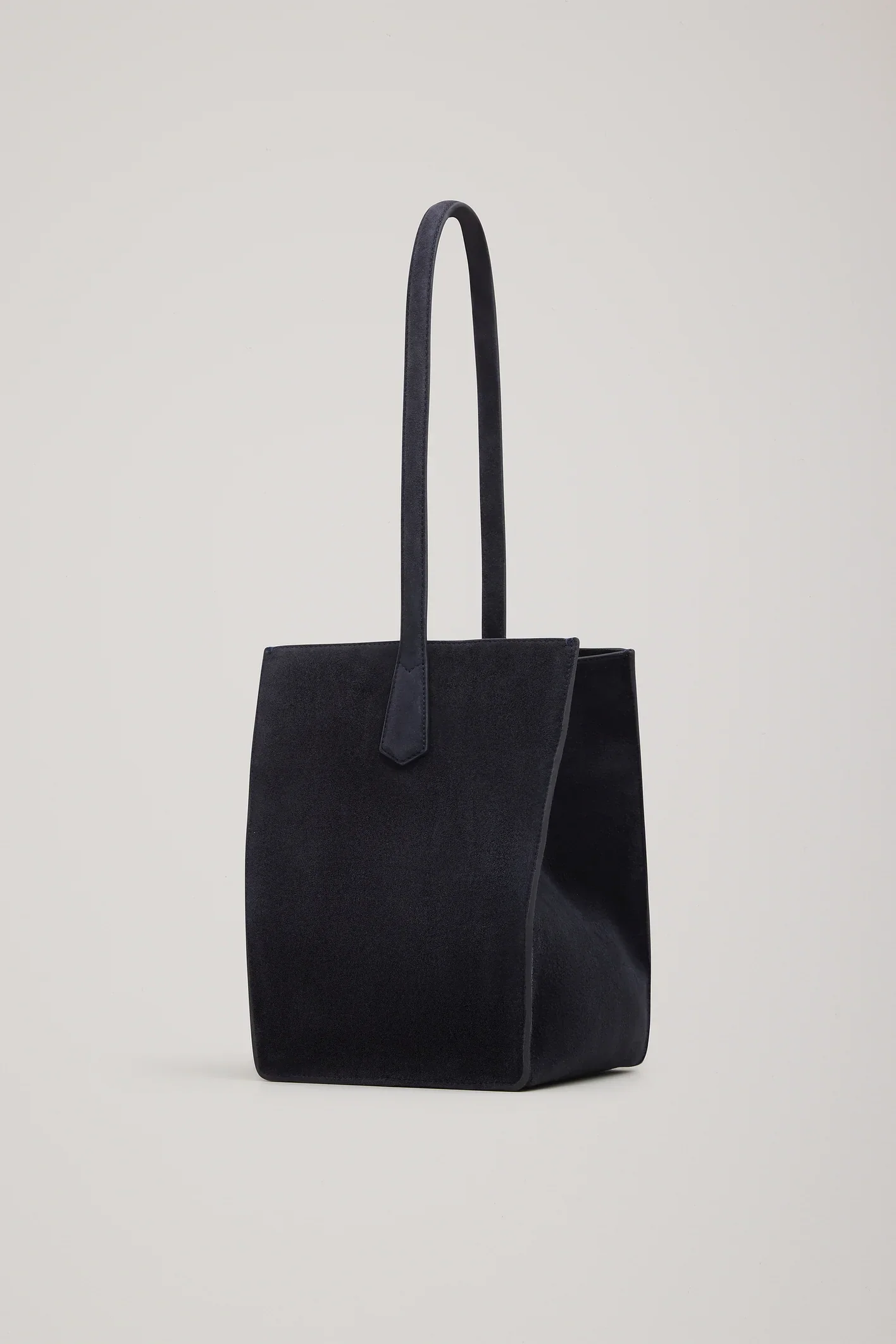 S08-Perine_Bag_Ink_Suede-25999-A.Emery-C-0186.webp