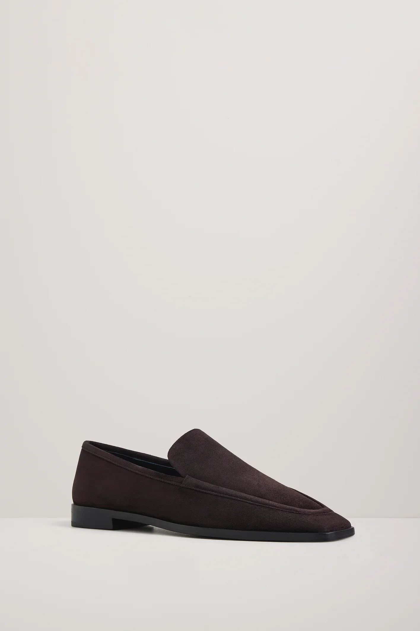 S36-Lane_Loafer_Black_Berry_Suede-25718-A.Emery-0612.webp
