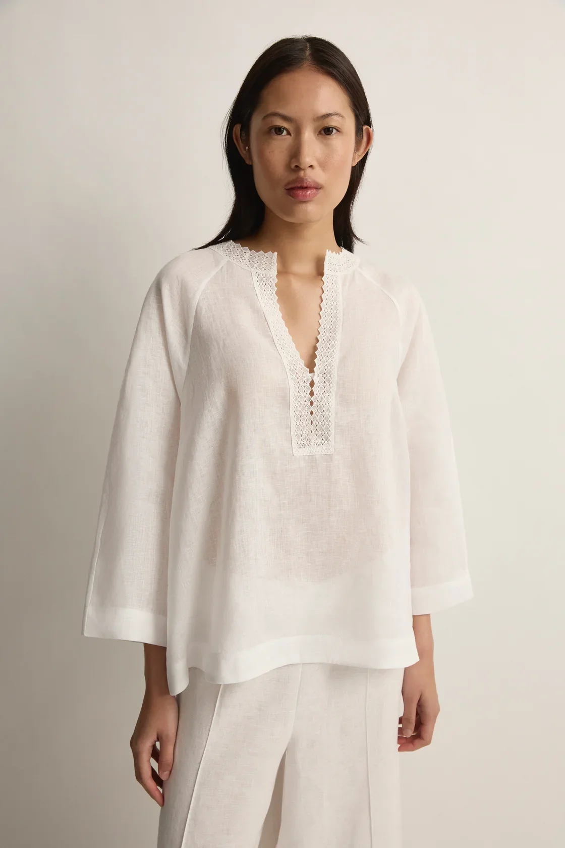 S25-PS2256-IVO_ALFIEBLOUSE_IVORY-26416-Posse-0749_1120x.webp
