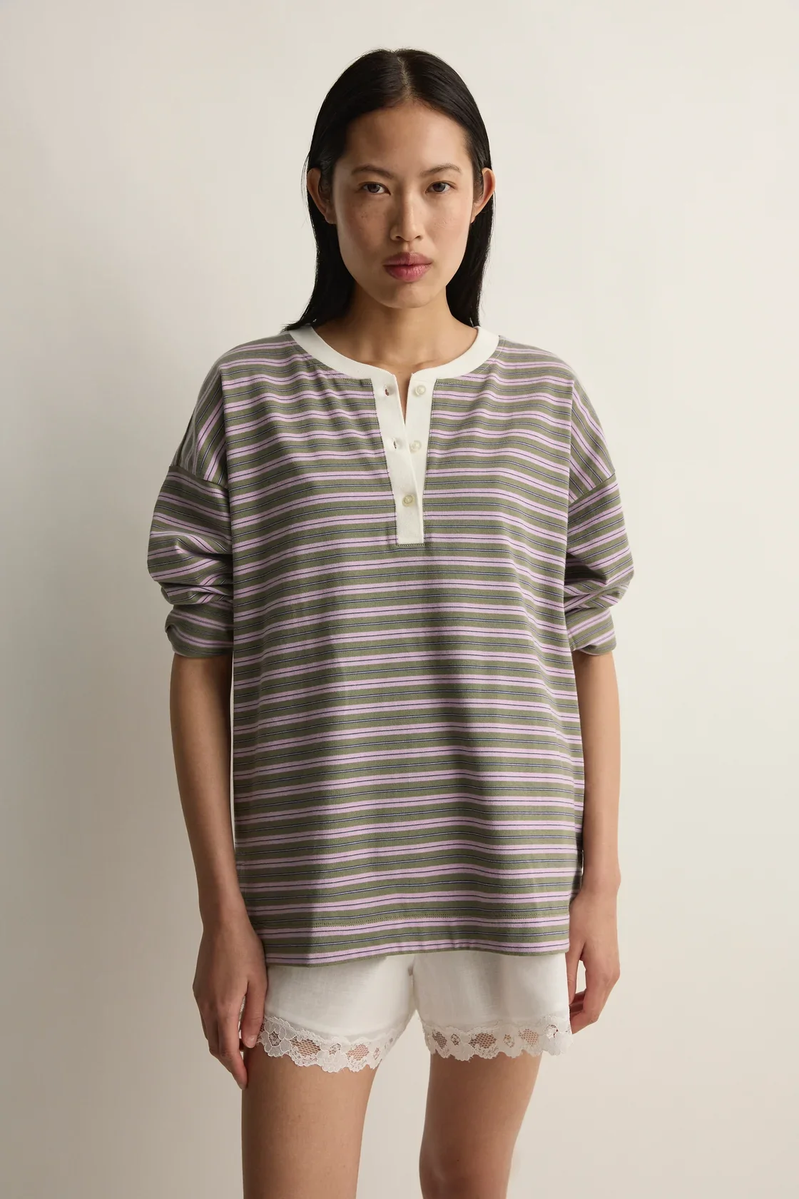 S40-PS2338-SLS_MAEVELONGSLEEVETOP_LILACSAGESTRIPE-26457-Posse-0937_1120x.webp