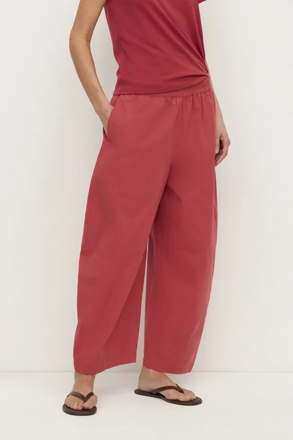 Lola_Barrel_Pant_Raisin_0681_960x.webp