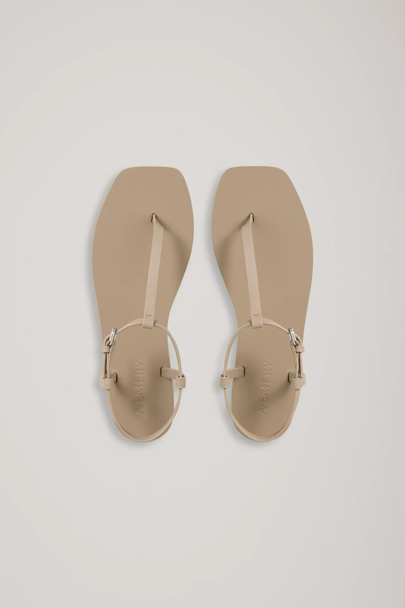S10-Clara_Sandal_Greige-25999-A.Emery-A-0666.webp