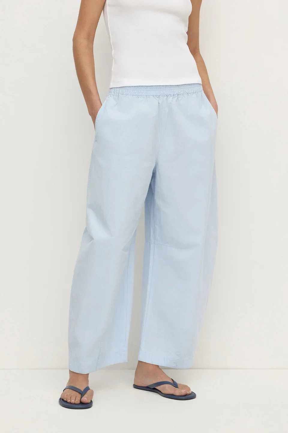 Lola_Barrel_Pant_Skylar_1784_960x.webp