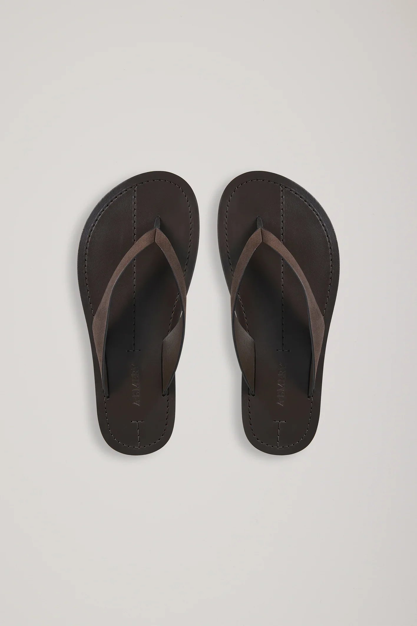 S02-Flora_Sandal_Liquorice_Suede-25999-A.Emery-A-0622.webp