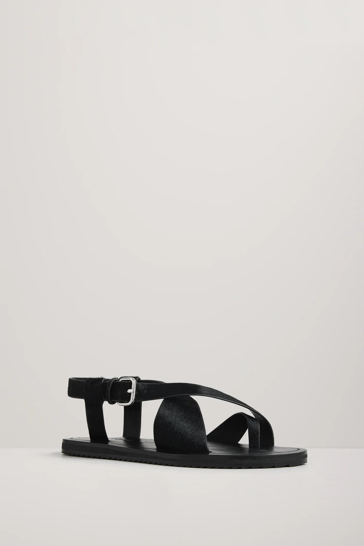 S17-Ora_Sandal_Black_Hair_On-25718-A.Emery-0494.webp