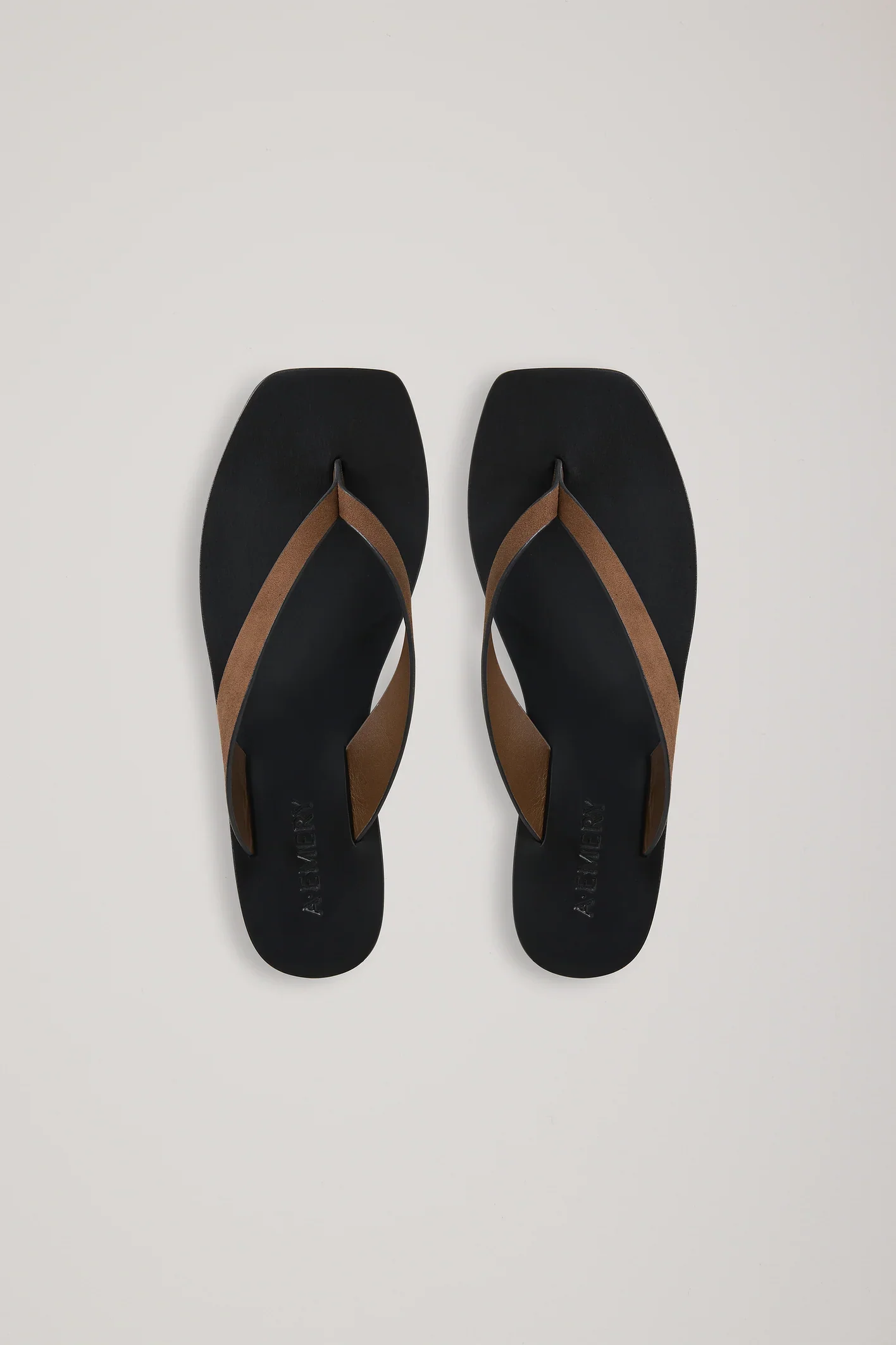 S01-Kinto_Sandal_Chestnut_SuedeBlack-25999-A.Emery-A-0618.webp