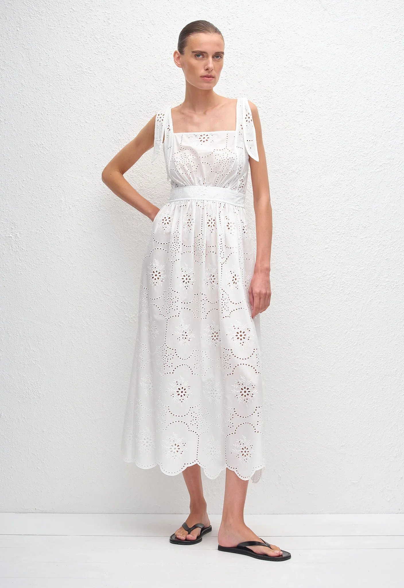 BAMDR_WHITE_BRODERIEAPRONMIDIDRESS_MODEL_ED1_26_Marie238_1440x.webp