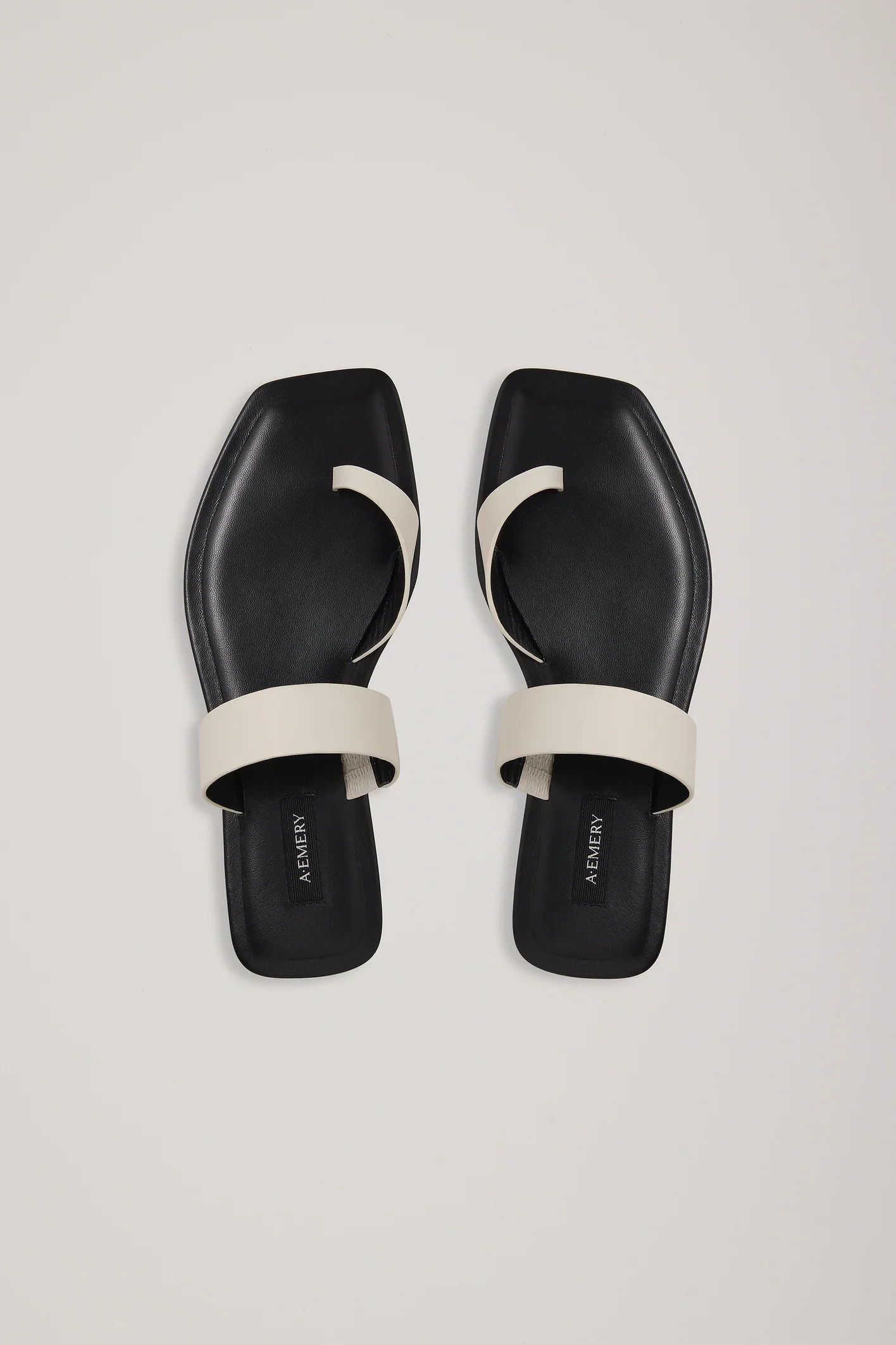 S08-Kasper_Sandal_Black_Bone-26251-A.Emery-A-0294.webp
