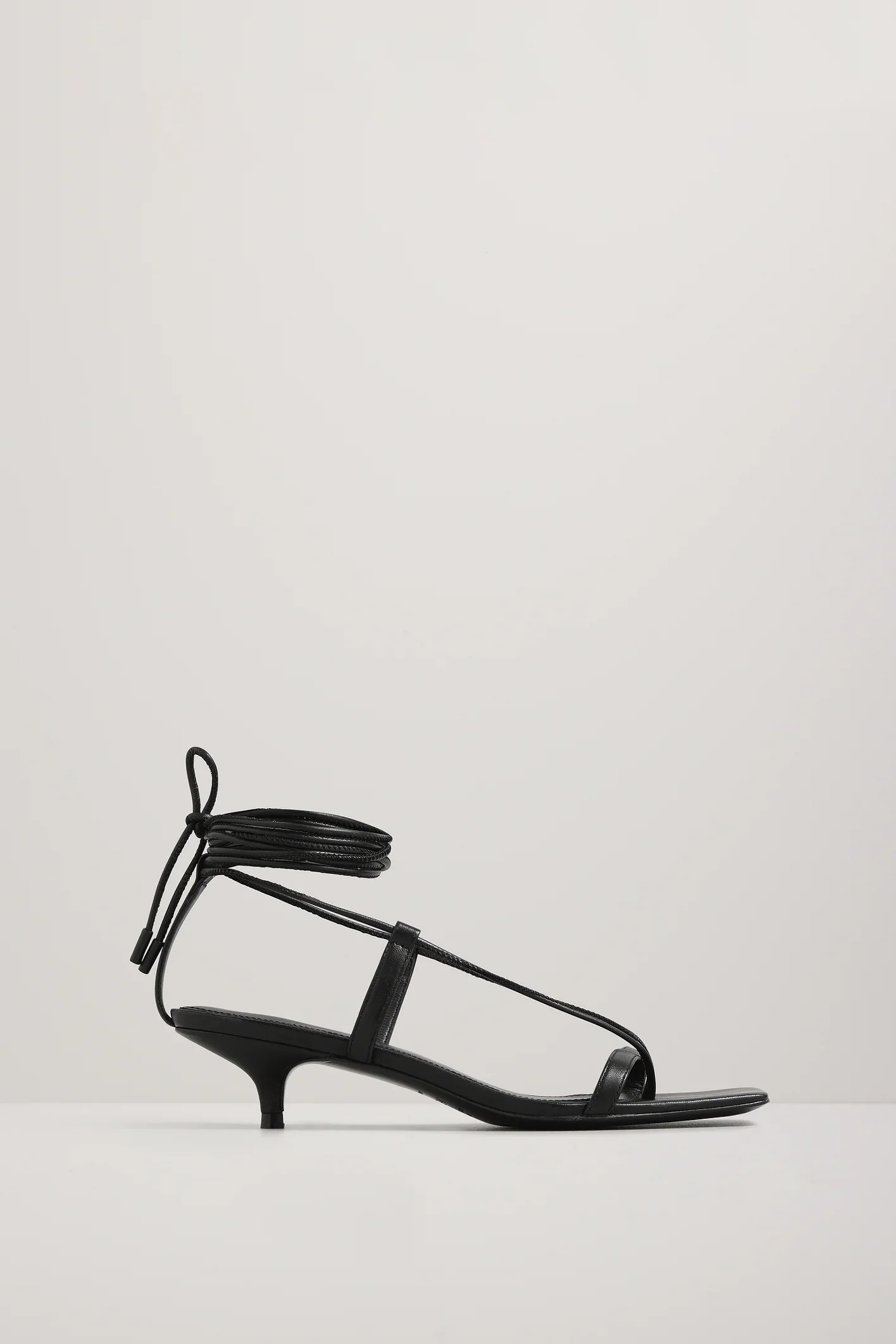 S354-EppsHeeledSandal_Black-26558-A.Emery-D-0288.webp