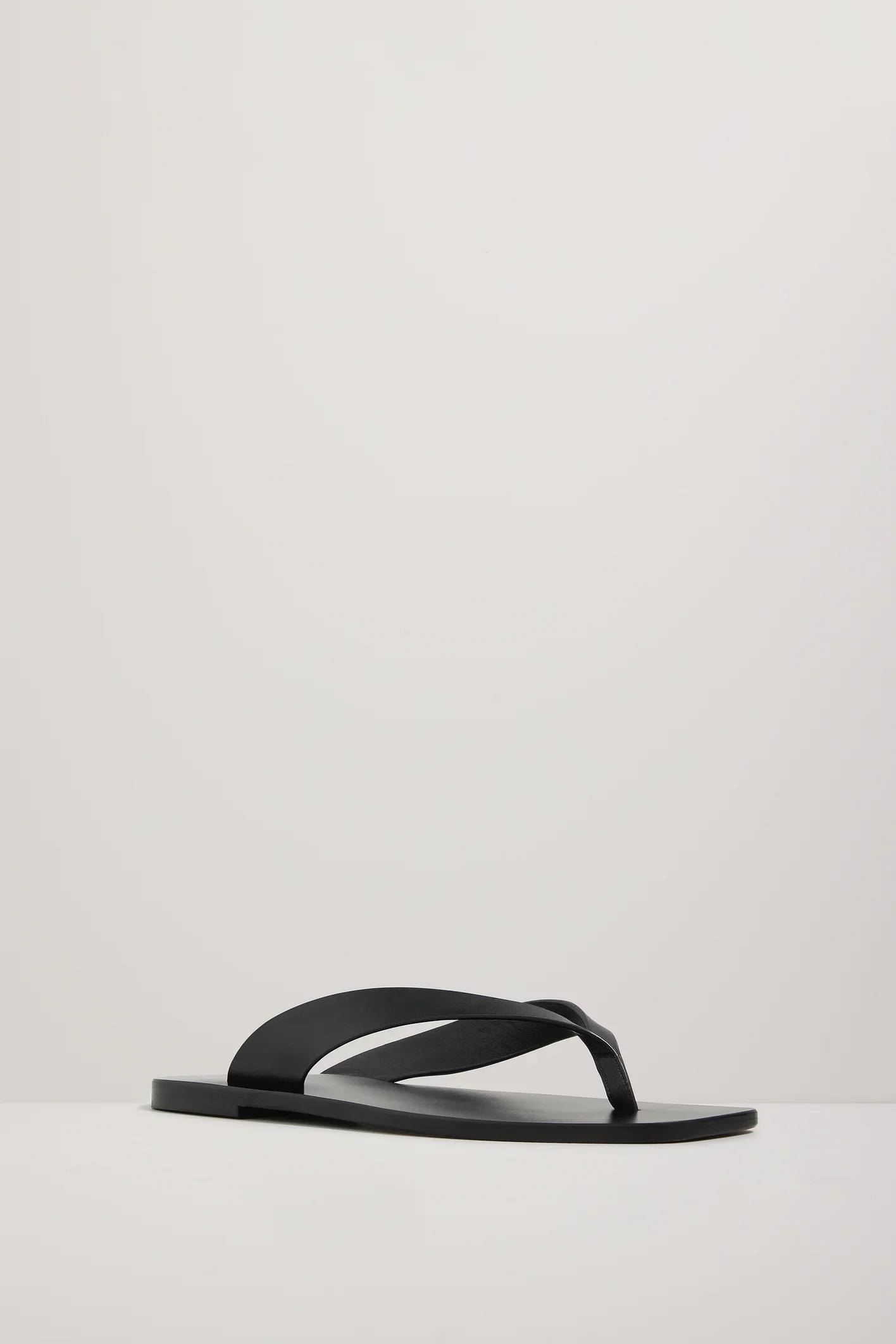 S01-KintoSandal_black-angle.webp