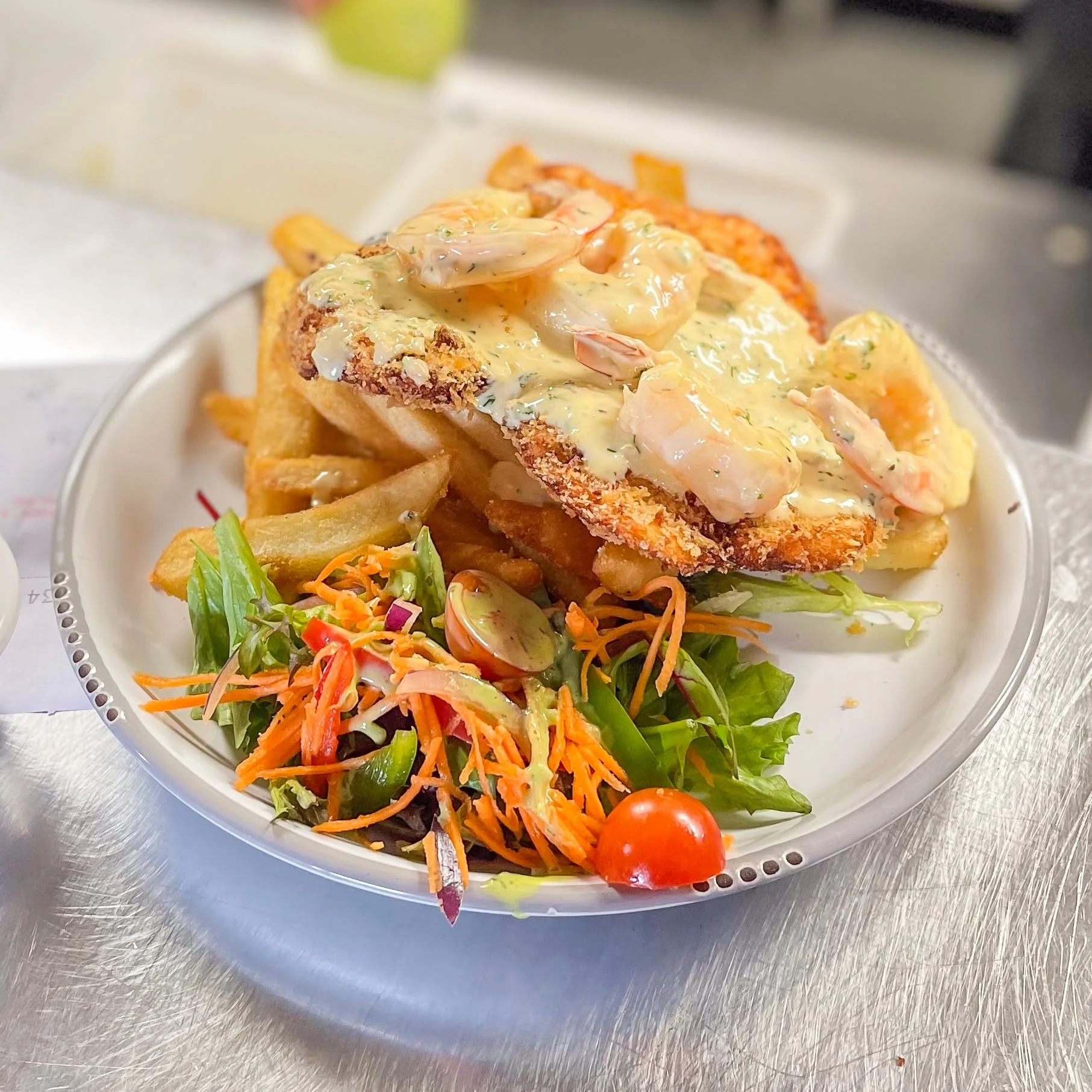 All Your Favourites, All Day at Central Lane.
From 11.30am, enjoy all your favourite dishes at Central Lane Hotel Gladstone - whether it’s a hearty lunch, a light bite, or a relaxed meal with friends.
Great food, welcoming vibes, and your fav