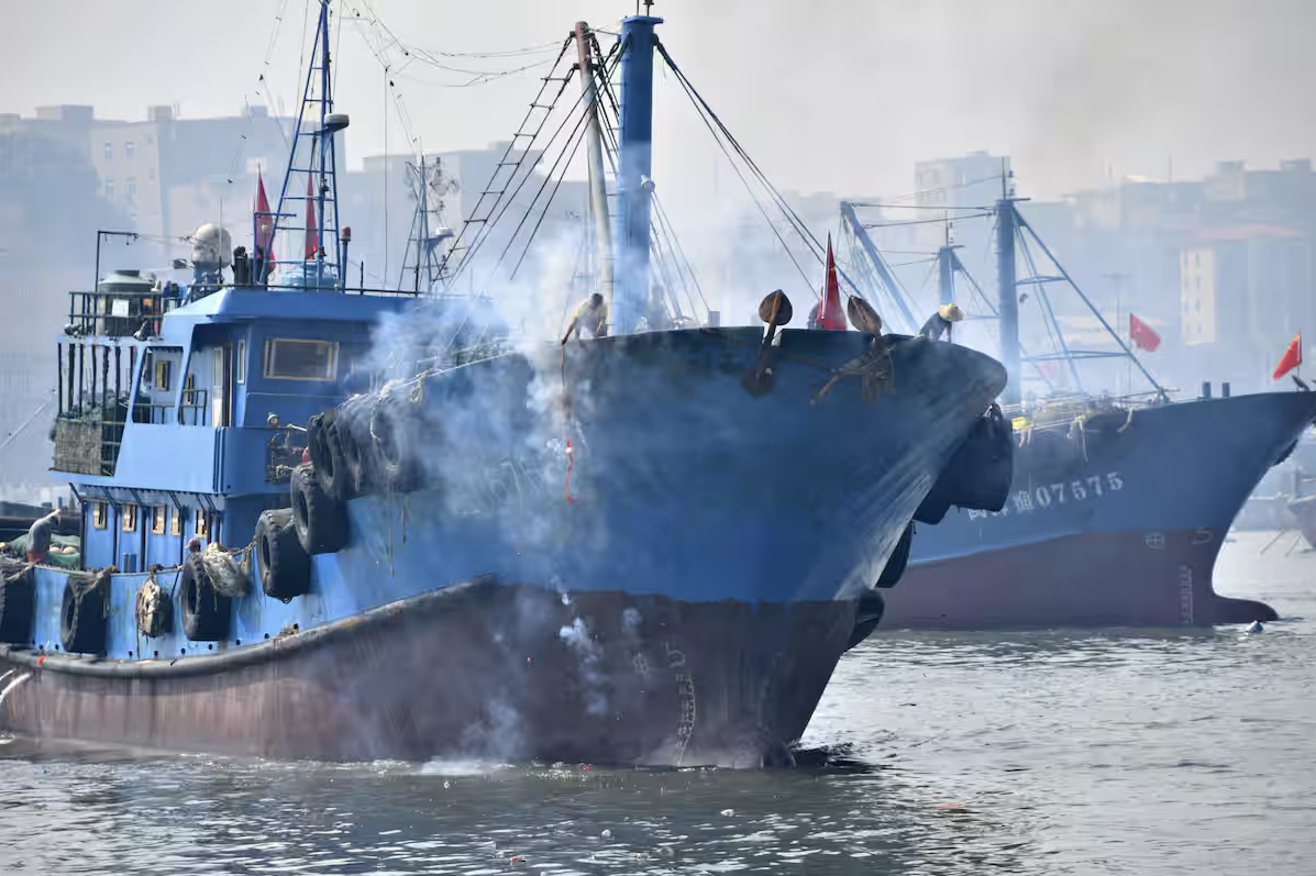 中国漁船2000隻が東シナ海で「異常な隊列」　2025年末、26年1月にも