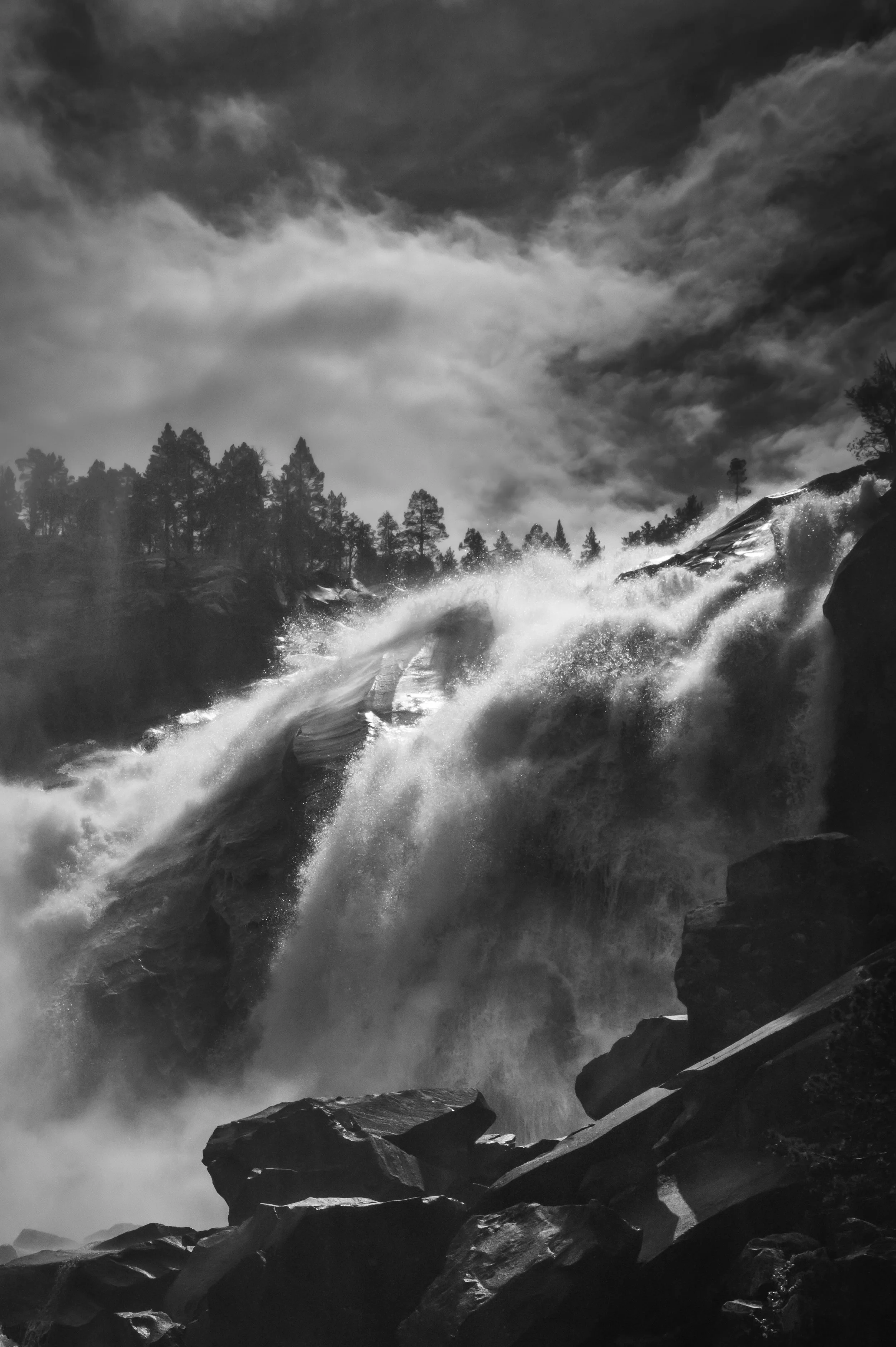 Fossefall. Leica Q3, s 1/5000, f 11, ISO 100, crop 90mm.
