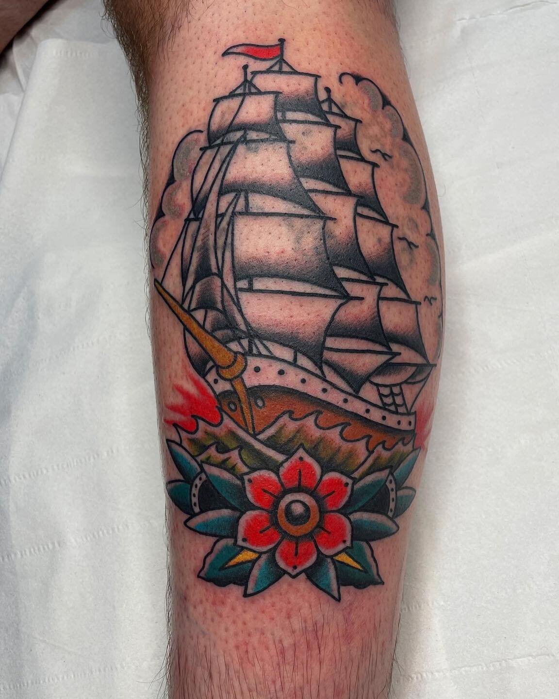 Traditional clipper ship by @kylecartlidgetattoo 
.
.
.
.
.
.
.
.
.

#tattoo #traditionaltattoo #radtrad #tradworkers #colourtattoo #linework #uktattoo #uktattooartists #stokeontrent #cheshire #newcastleunderlyme #staffordshire #clippership #nahitcal