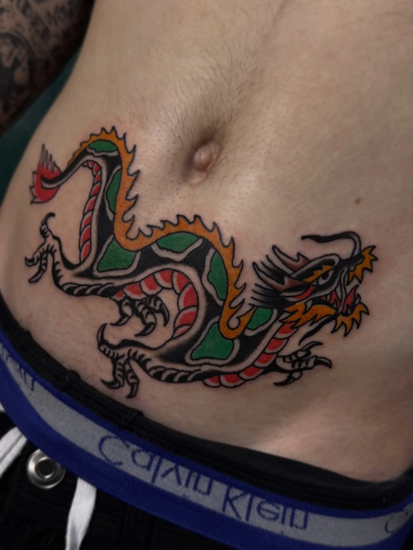Fun day for me, not so much for Logan who toughed it out after his stomach for a couple more bangers! Legend, cheers mate. 29/31st are my last days in October, if you wanna snap one up drop us a DM ta!
.
.
.
#traditionaltattoo #stomachtattoo #dragont