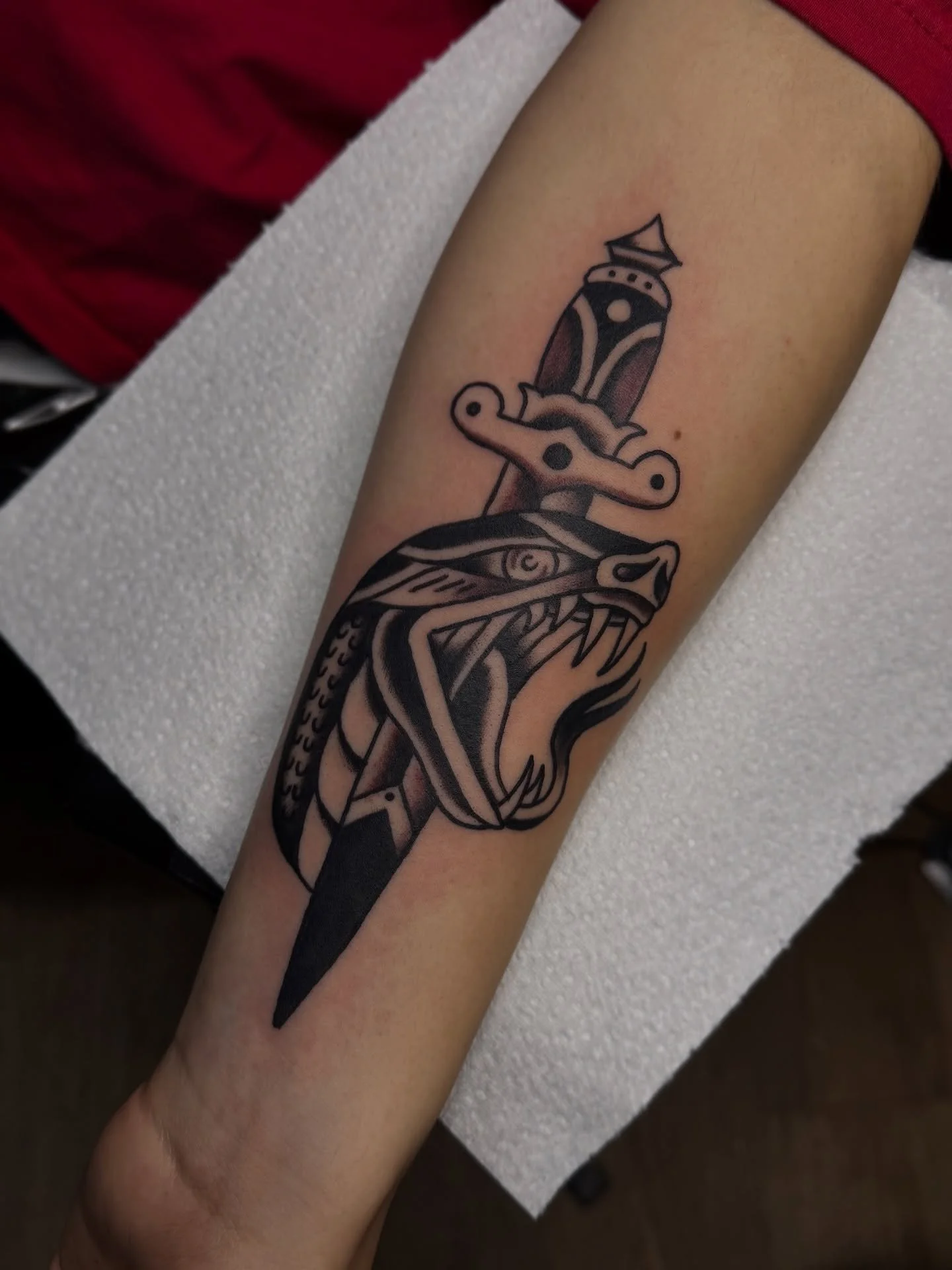 Cool one for Charlie, nice to meet ya mate.
.
.
.
#traditionaltattoo #tattoo #uktattoo #tradsnaketattoo #traddagger #blackworkers #tradworkers #traditionalflash #tattooflash #oldschooltattoo #staffordshire #stokeontrent #stone