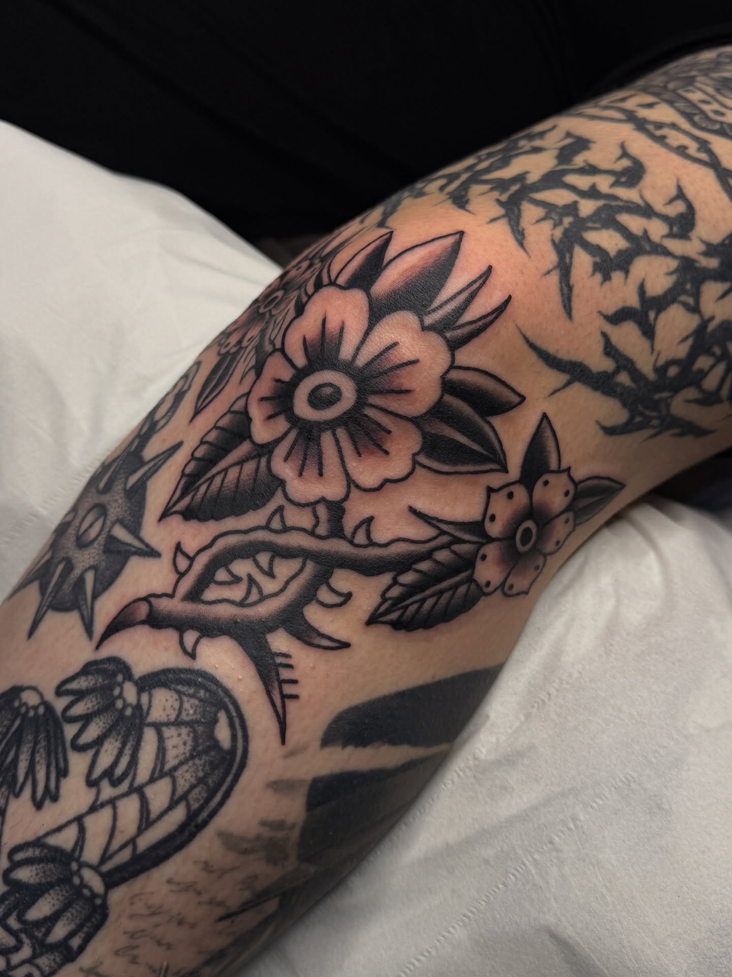 Flowers drawn to fit an awkward gap on the knee, finger dots and thumb flowers for @gracestewart.tattoo thanks as always mate! 
.
.
.
#traditionaltattoo #tradworkers #tradtattoo #kneetattoo #fingertattoos #stokeontrent #staffordshire #blackworktattoo