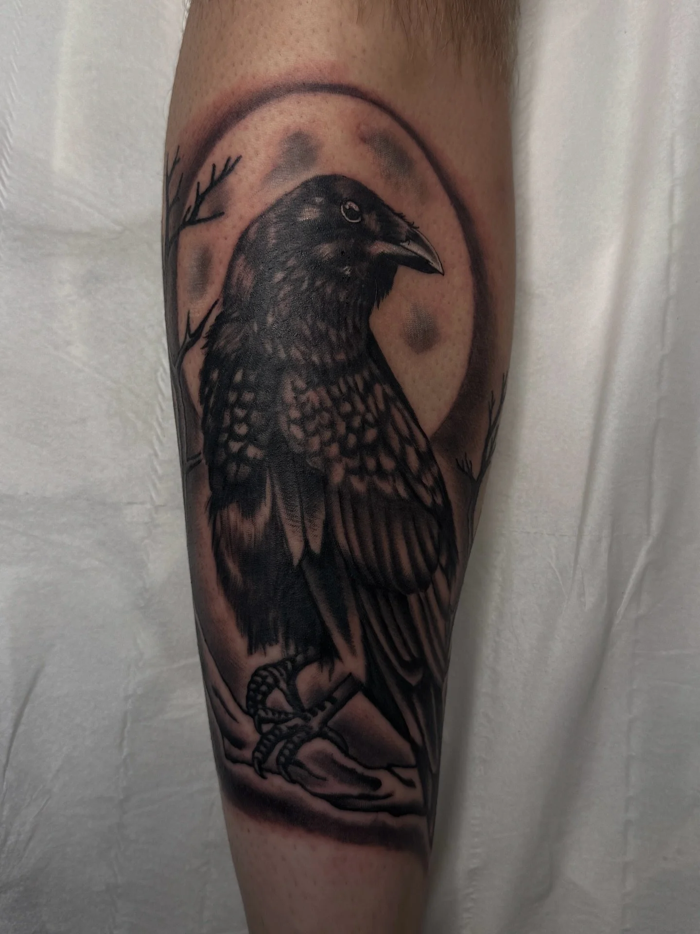 Happy Halloween! Here&rsquo;s a Black and grey Raven done by @kylecartlidgetattoo the other month, hope you all have a good weekend, anyone doing anything cool? We&rsquo;re nipping over to @halloweentattoobash tomorrow see what&rsquo;s going on.
.
.
