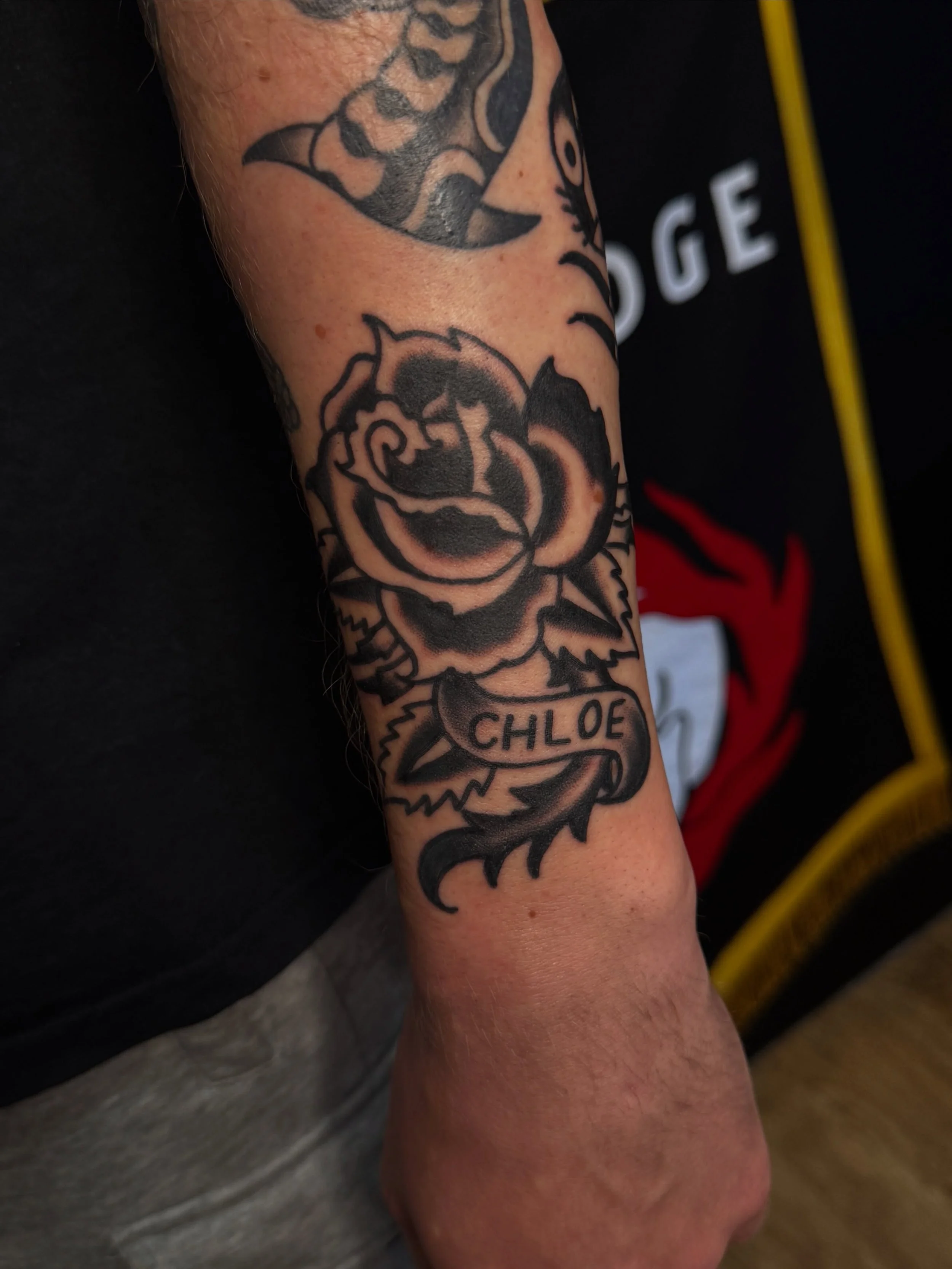 Few bits done today for Josh, thanks for travelling mate, excuse the glare and stuff I ran out steam for a photo shoot at the end 😅 anyway I love how this rose fits the top of the wrist, we also did a butterfly girl, scorpion and drew a dagger to fi