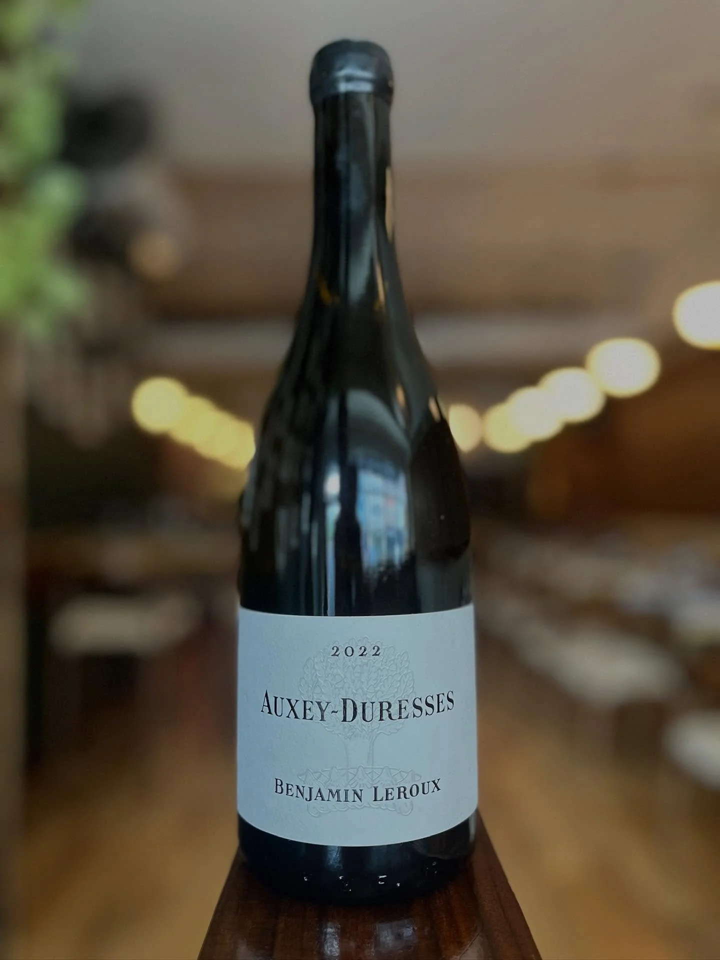 The perfect Chardonnay doesn&rsquo;t exi&hellip; 👀 

Enter Benjamin Leroux Auxey-Duresses 2022 &mdash; one of Burgundy&rsquo;s brightest stars, now at &frac12; price. ✨

Citrus-driven (think lemon, grapefruit, lime) with a pure, stony finish, this i