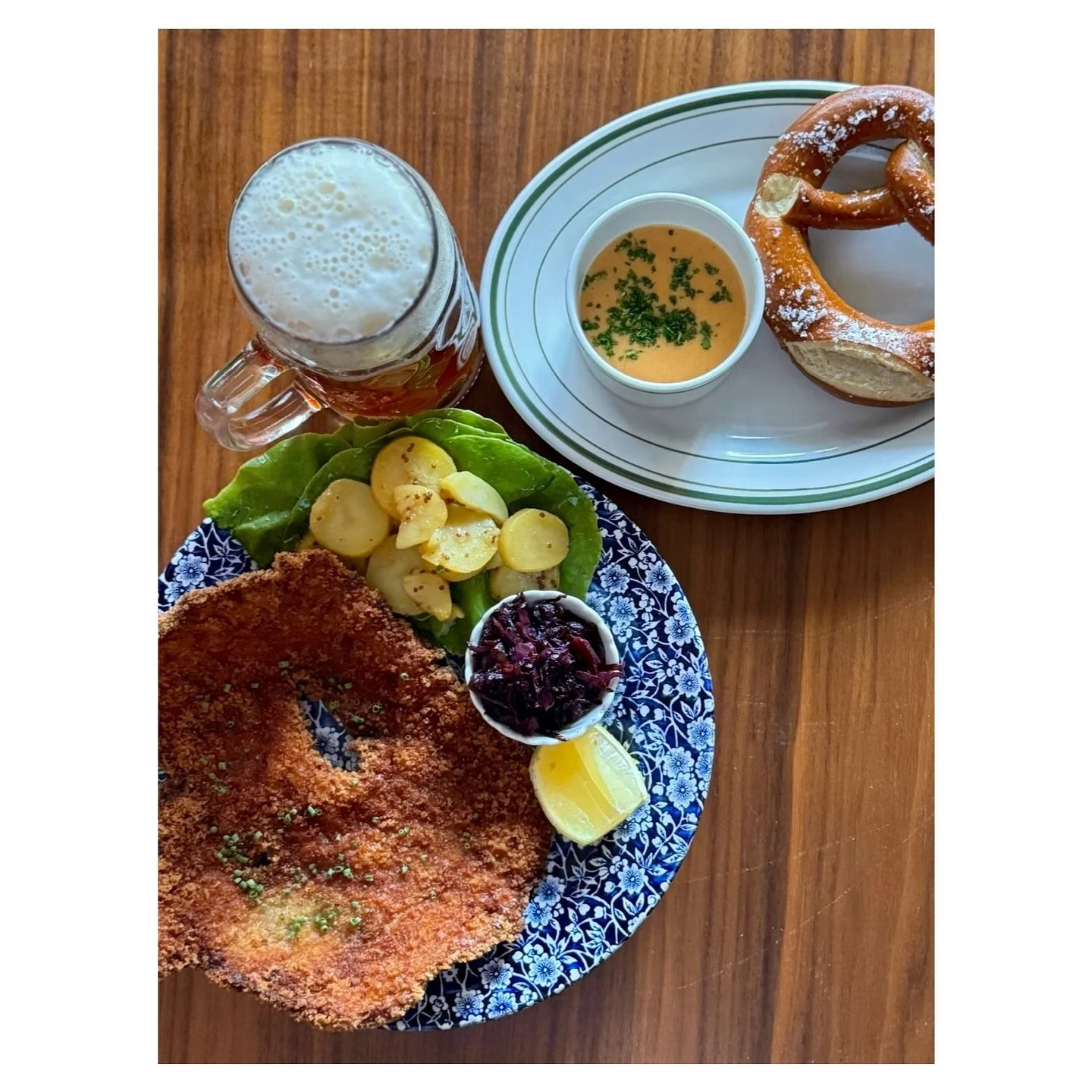 🍺 TONIGHT! Our final Oktoberfest Sunday Supper for the month: a 3-course Bavarian feast plus sides for $45pp including schnitzel, kraut, German potato salad, pretzels, beer cheese, and a baked apple dessert. Join us from 4pm to 8pm; book on Resy.