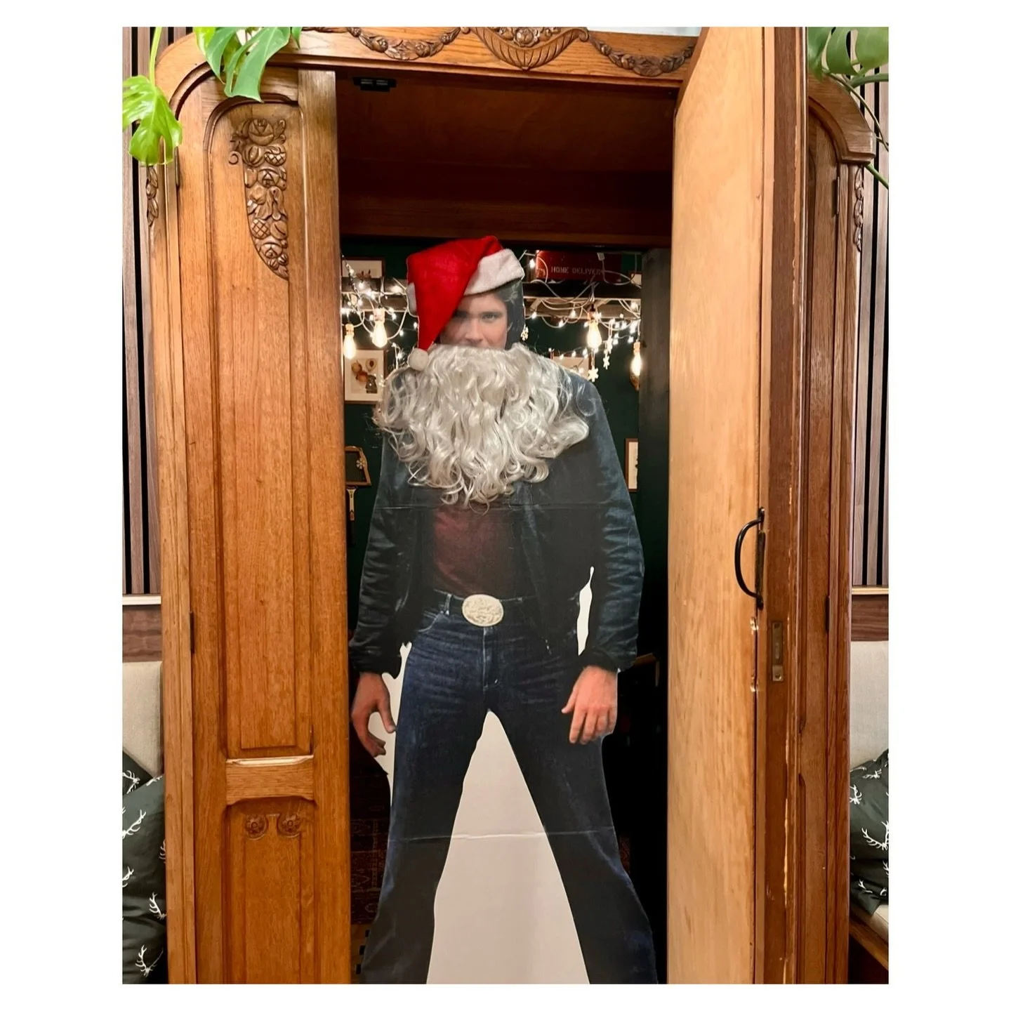 The Hoff would like to remind you there are only 16 days until Christmas! Here are a few of our favorite things to share about the silly season ahead:

👯👯 We can host your holiday party! The best table in the house in the front window can seat part