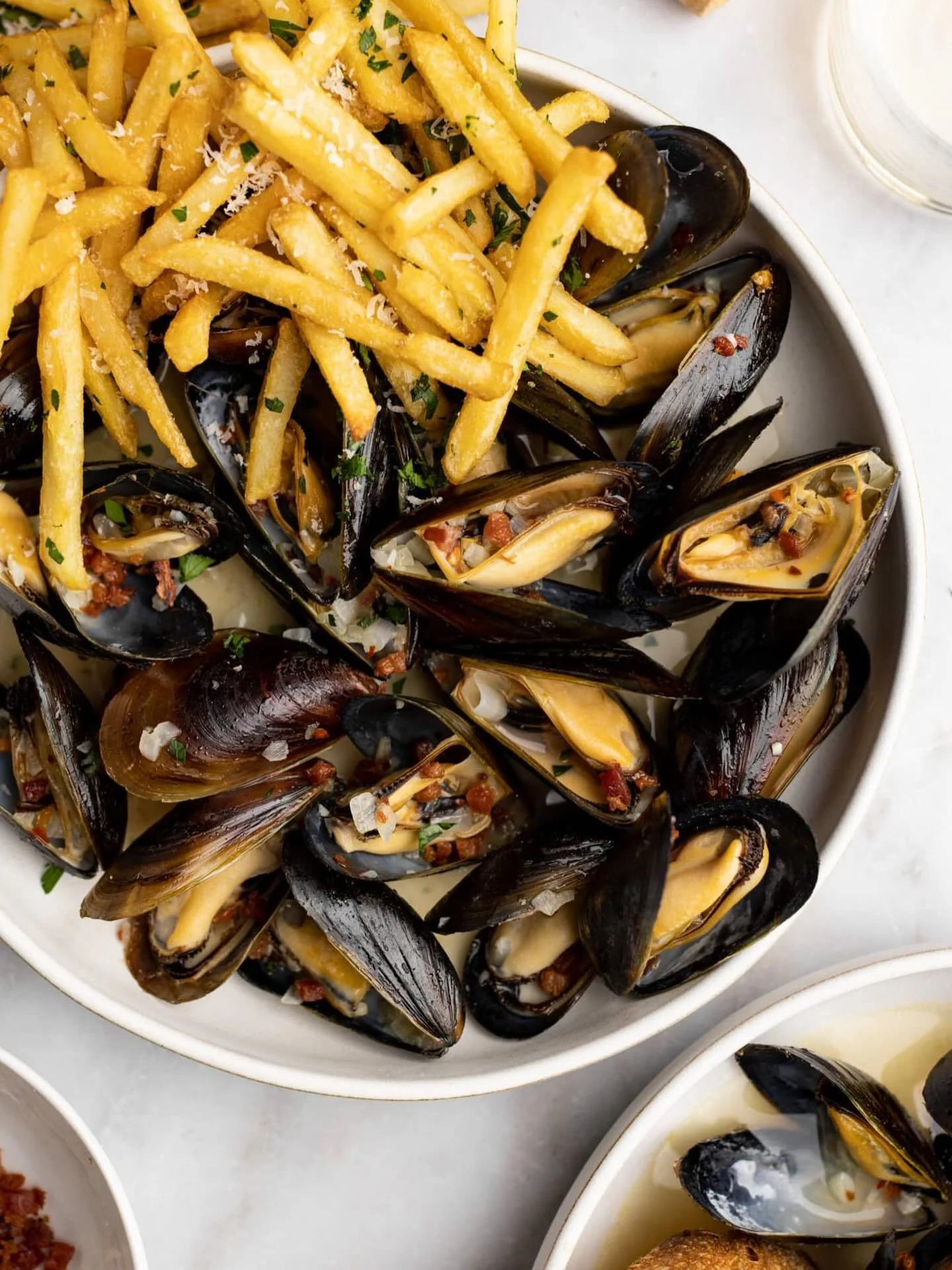 It&rsquo;s bottomless mussels Thursday!
Get in for a hearty warming bowl of Moules frites. If you love it, just ask for another Bol on us again and again. Bottomless.