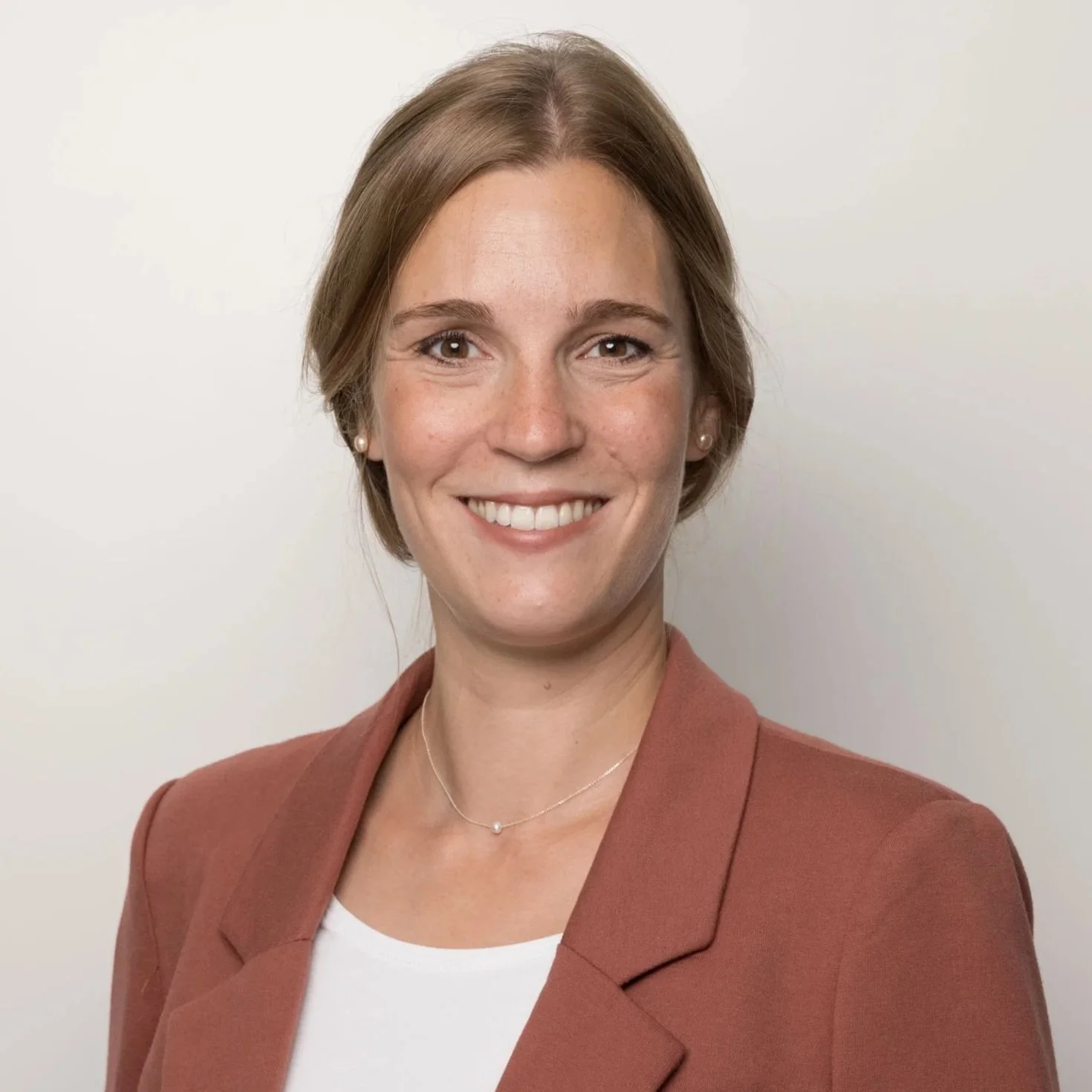 Kopie von Portraitfoto_Corina_Gredig_2.jpg