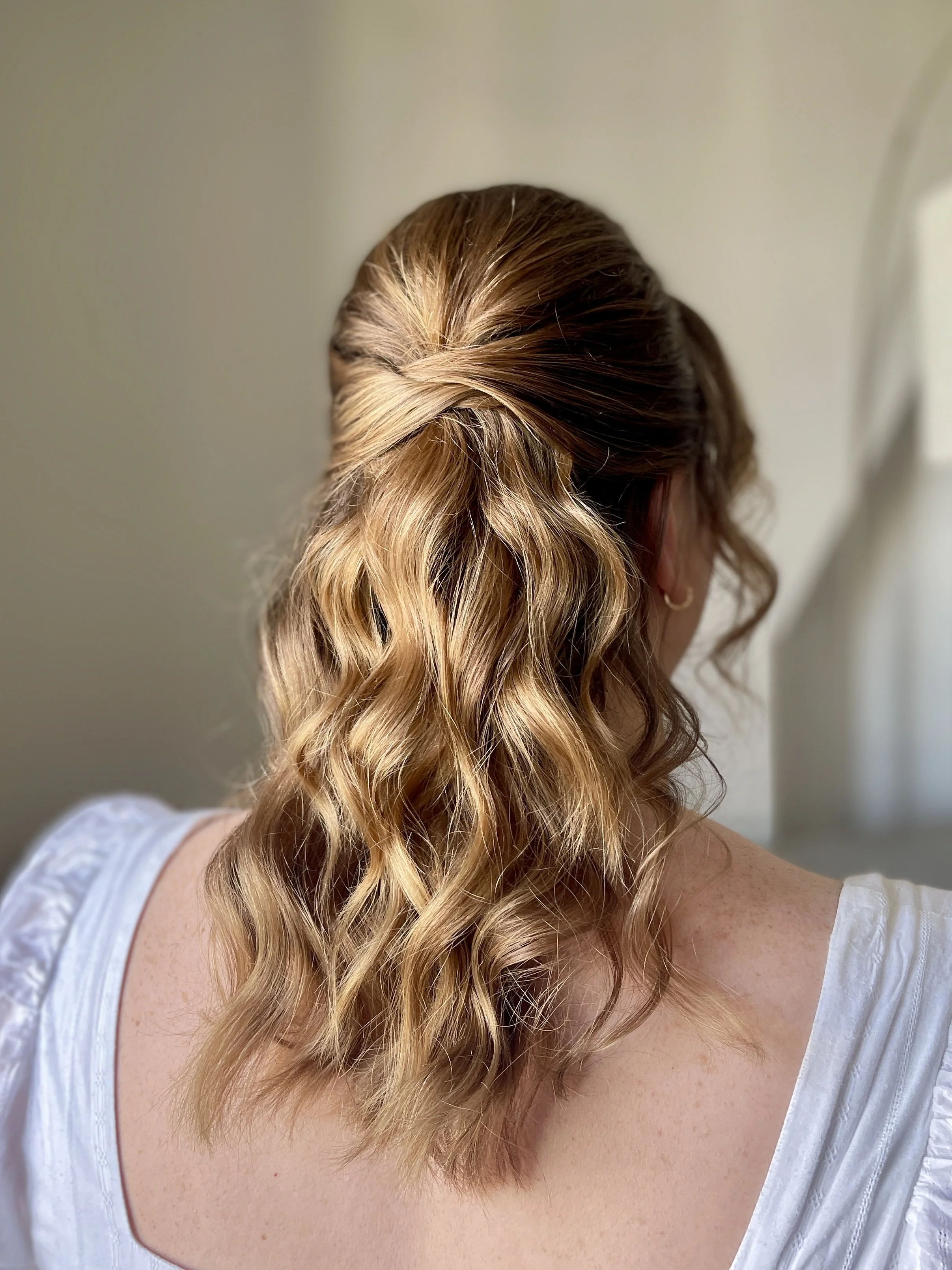 coiffure mariage demi attache blonde, moderne et élégante