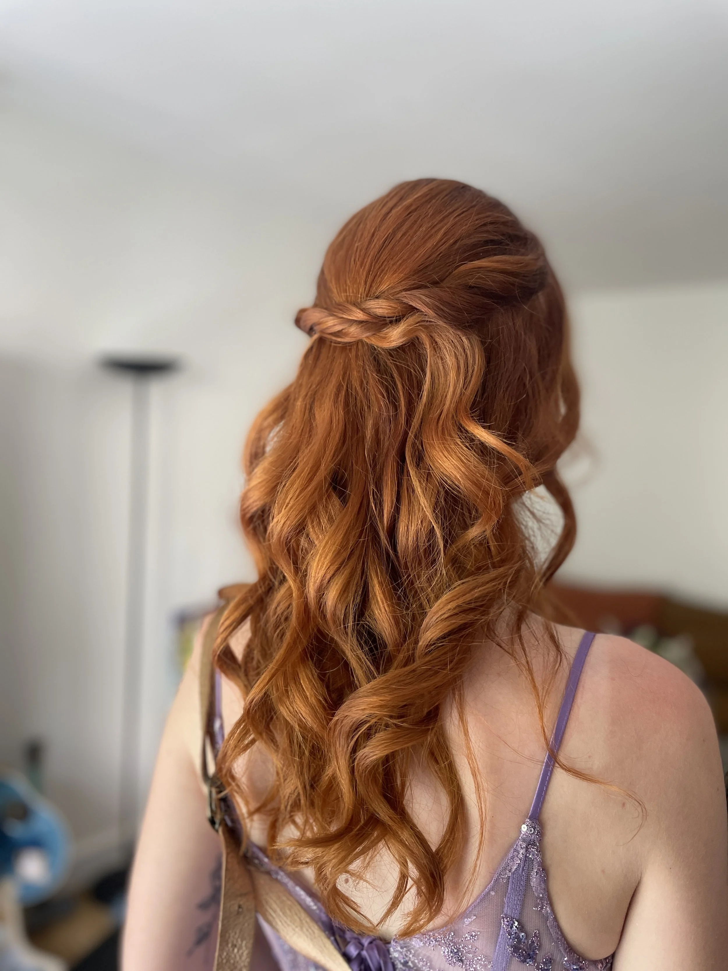 coiffure mariage demi attache simple, moderne et élégante, cheveux roux