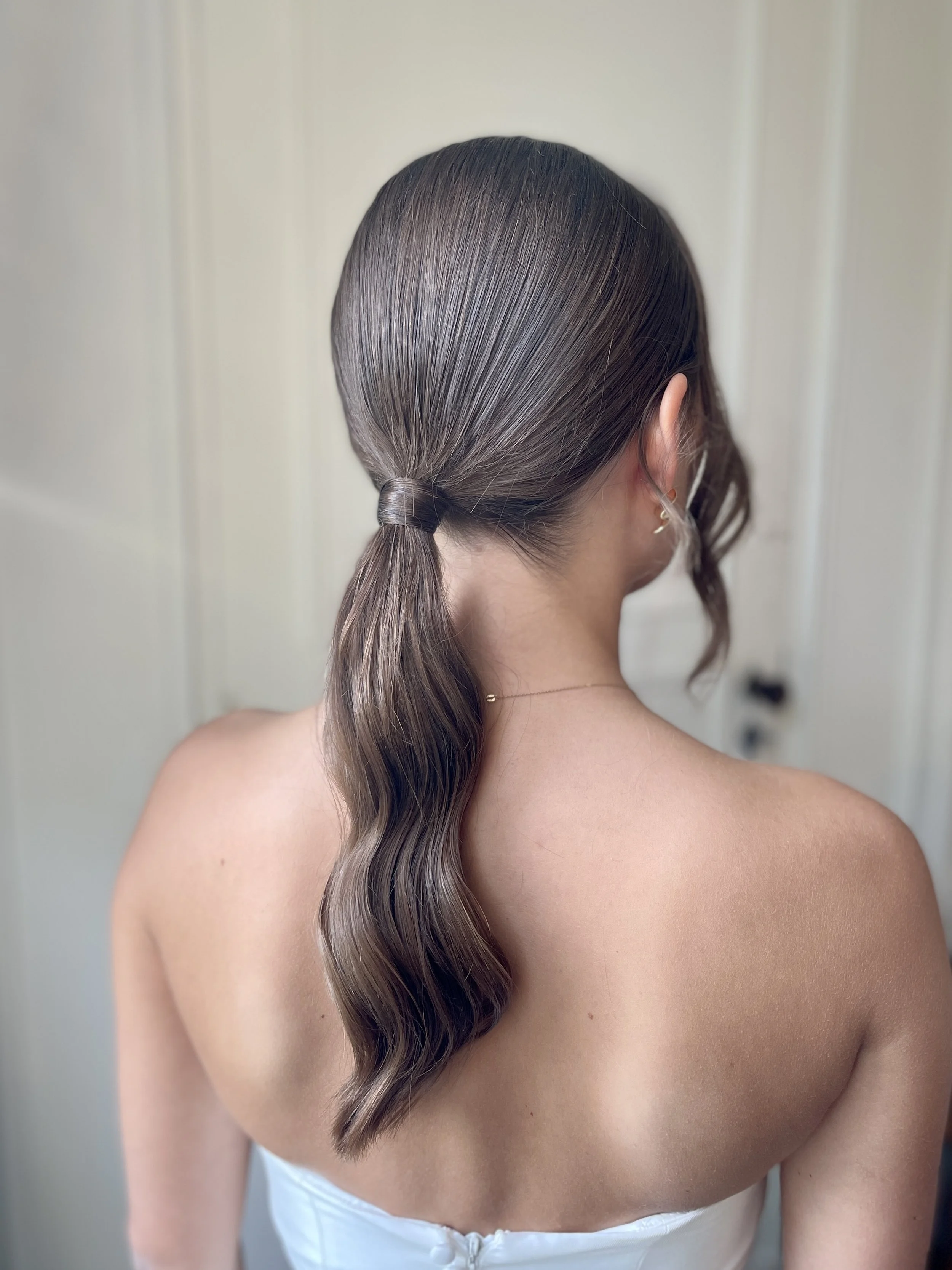 coiffure mariage queue de cheval basse wavy moderne et élégante