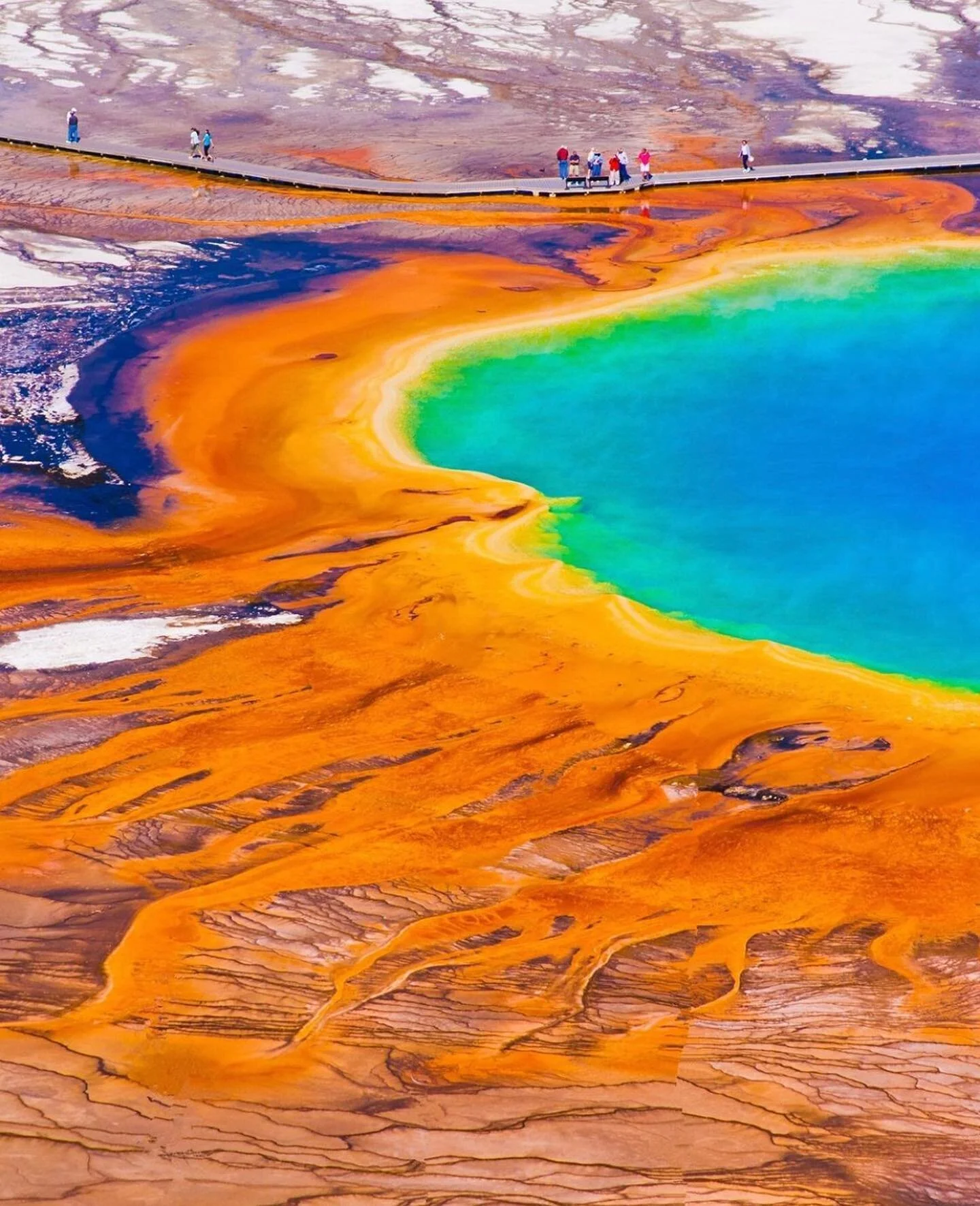 #destinations ✈️ The Grand Prismatic Spring in Yellowstone National Park is the largest hot spring in America and third largest in the world. 🌎 

The name was given to the spring by geologists in 1871 who notes the jaw-dropping coloration. The red, 
