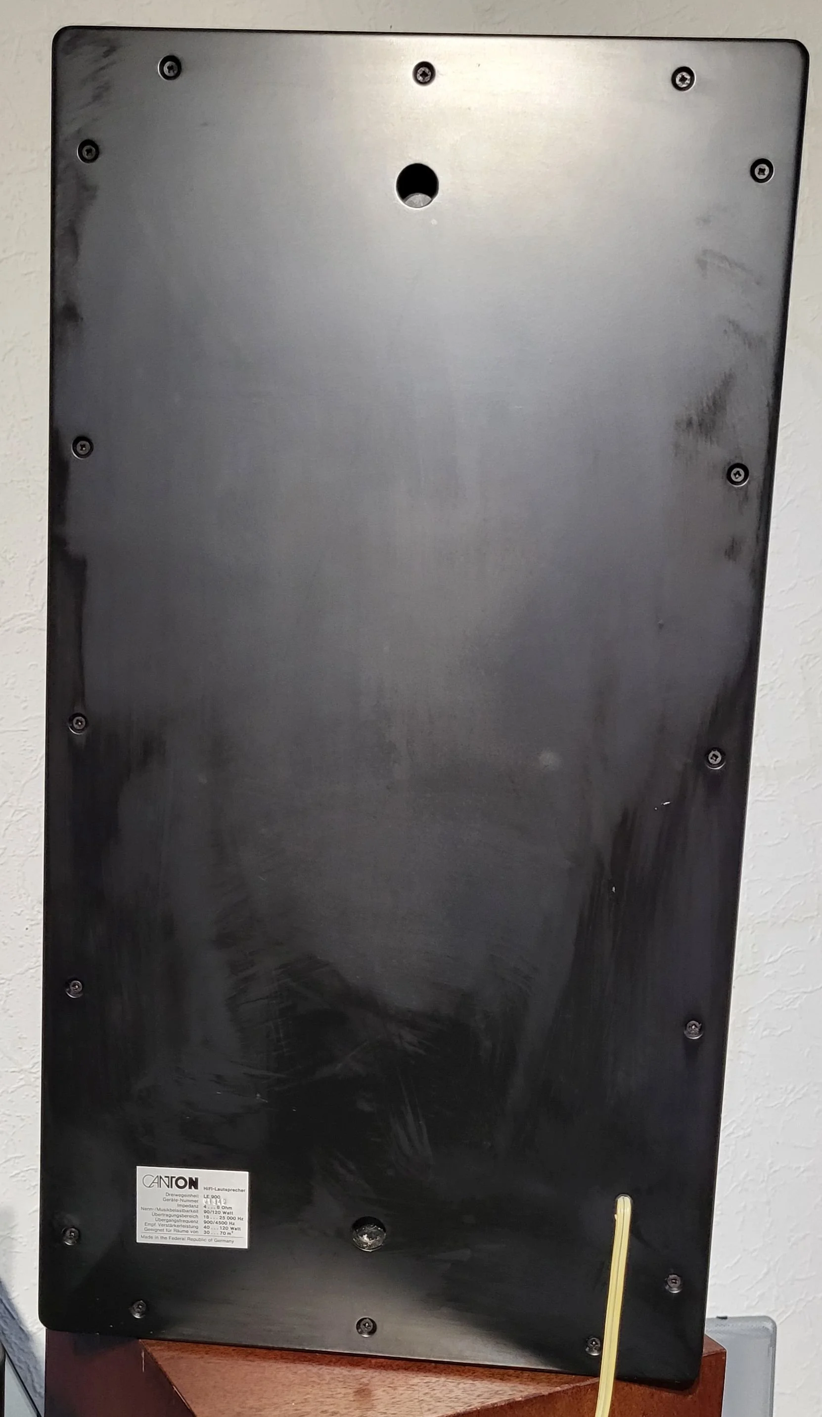 LE900_2_Back.jpg