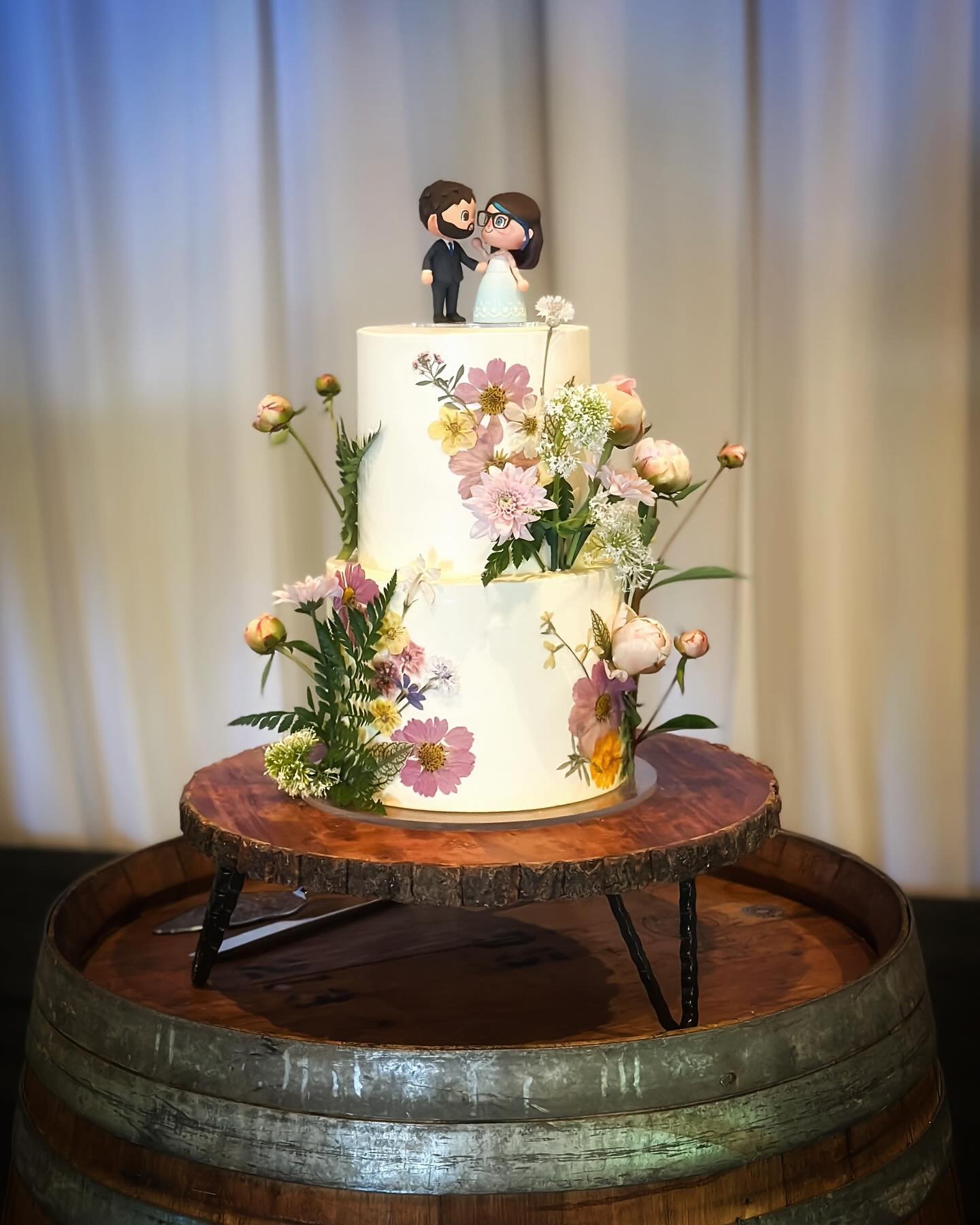 I have so many gushy mushy feelings about today&rsquo;s wedding cake, but the one on the top of the pile is just smiley happiness.  Like when your crush gives you a &ldquo;thinking of you&rdquo; gift.  Or when a cuddly fluffy puppy waddles up and wag