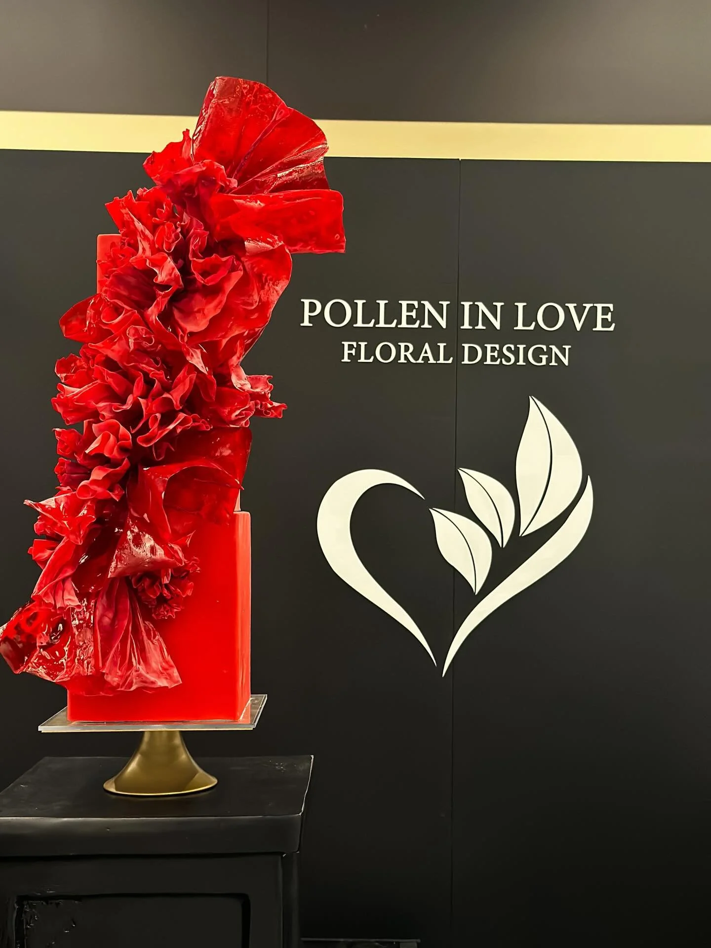 &hellip;..and then sometimes we go BOLD.  Always an honor to work with @polleninlove&mdash;an absolute maven in floral design.  Moody.  Dramatic.  Hours and hours of layer and layers of edible organza.

And always a nod to the OG herself, @jessicasal