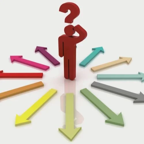 A person standing in the middle of several arrows pointing in different directions. There is a question mark above them.