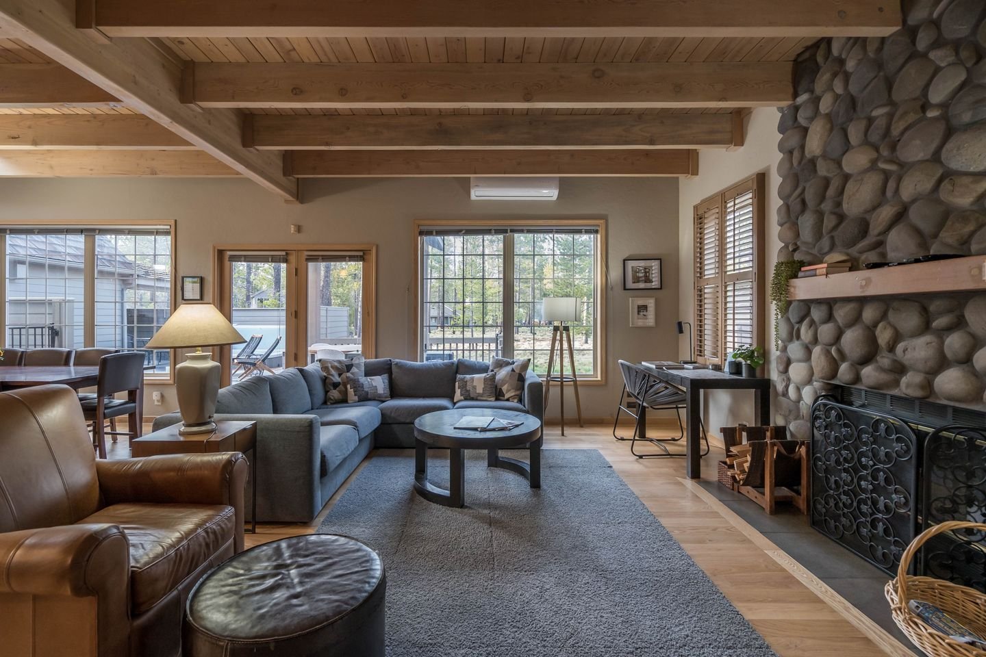 Our stylish-modern Sunriver home sleeps 8 and comes fully loaded: SHARC passes, 6 cruiser bikes, a private hot tub, and a location right by the Deschutes River. Perfect for family vacations or group trips to Bend 🌲

Link in Bio or --> Book Via: w