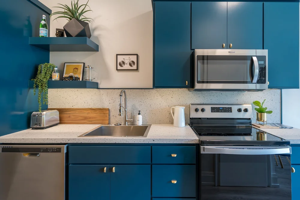 The blue kitchen in the Artist suite