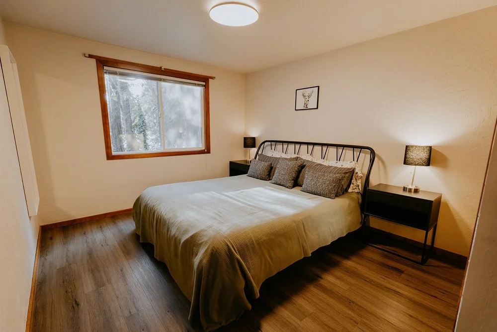 Lower Cabin king bedroom