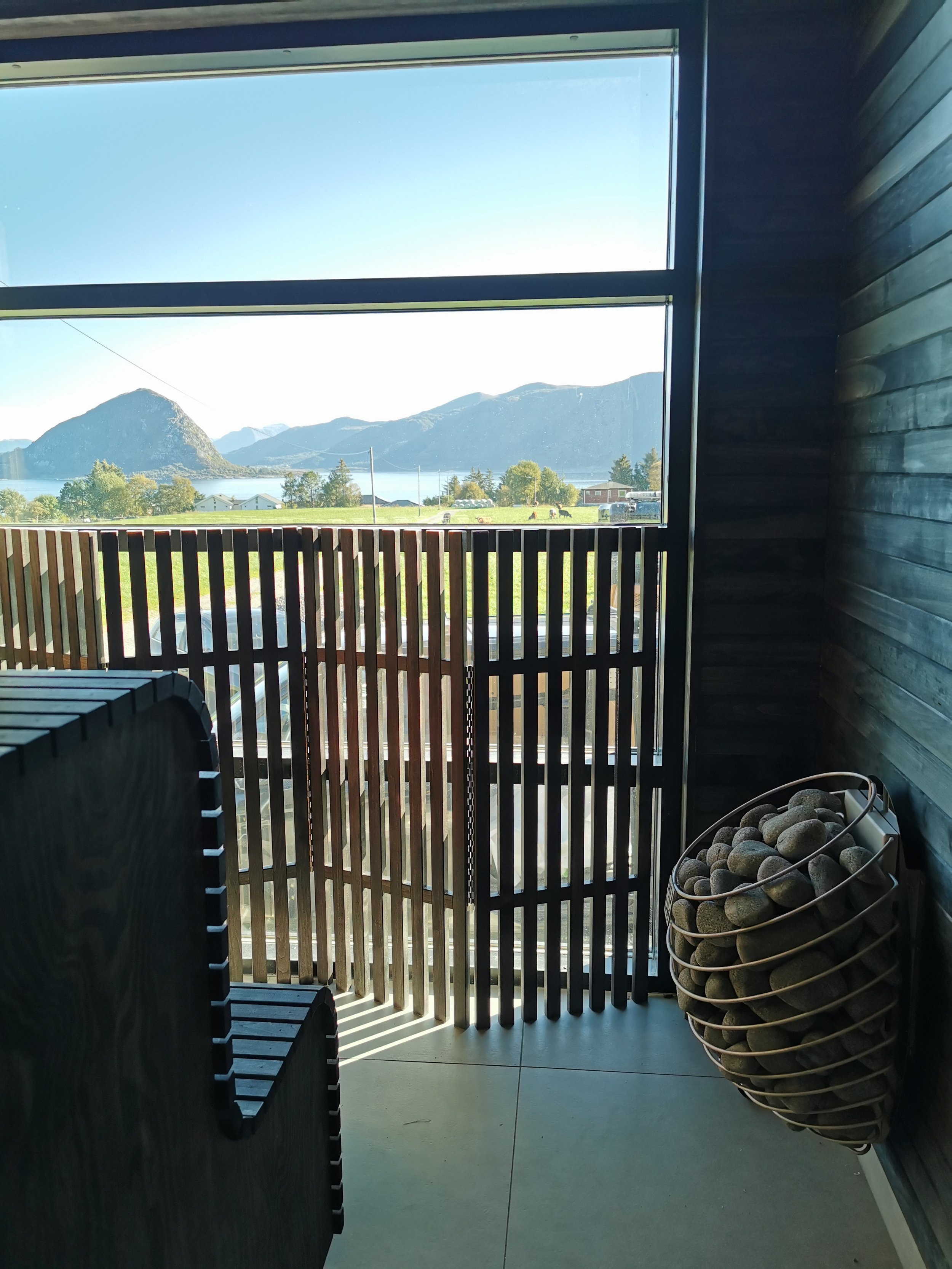  Enjoy a relaxing sauna while looking out over the mountains. 