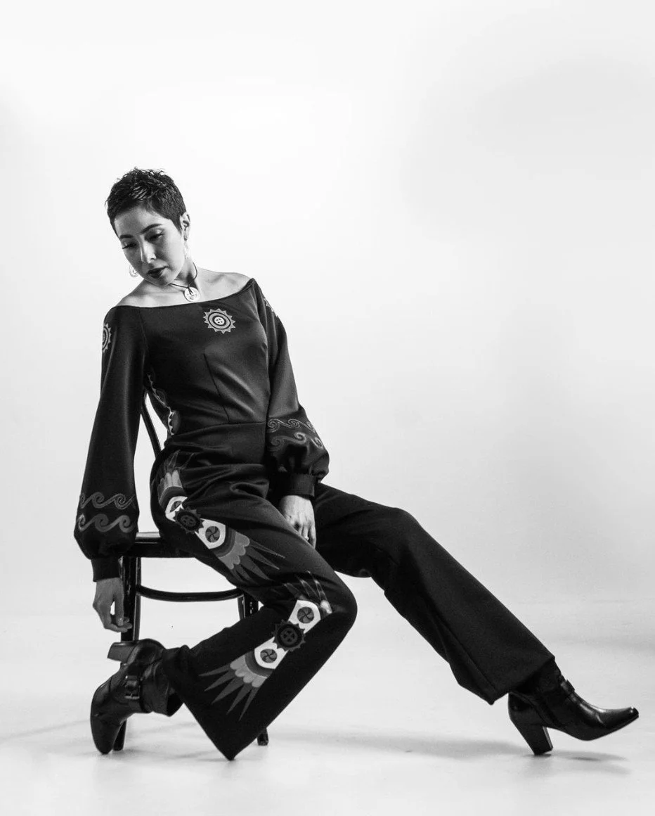 Our hand-sewn appliqu&eacute; is always a classic 🖤✨⁠
⁠
Model: @haulisioux⁠
Photo: @_clintonwade⁠
.⁠
.⁠
.⁠
#mvskoke #indigenousart #fourdirections #suncircle #nativeart #handapplique #buynative #muscogee⁠
#indigenous #shopsmall #indigenouswomen #ind