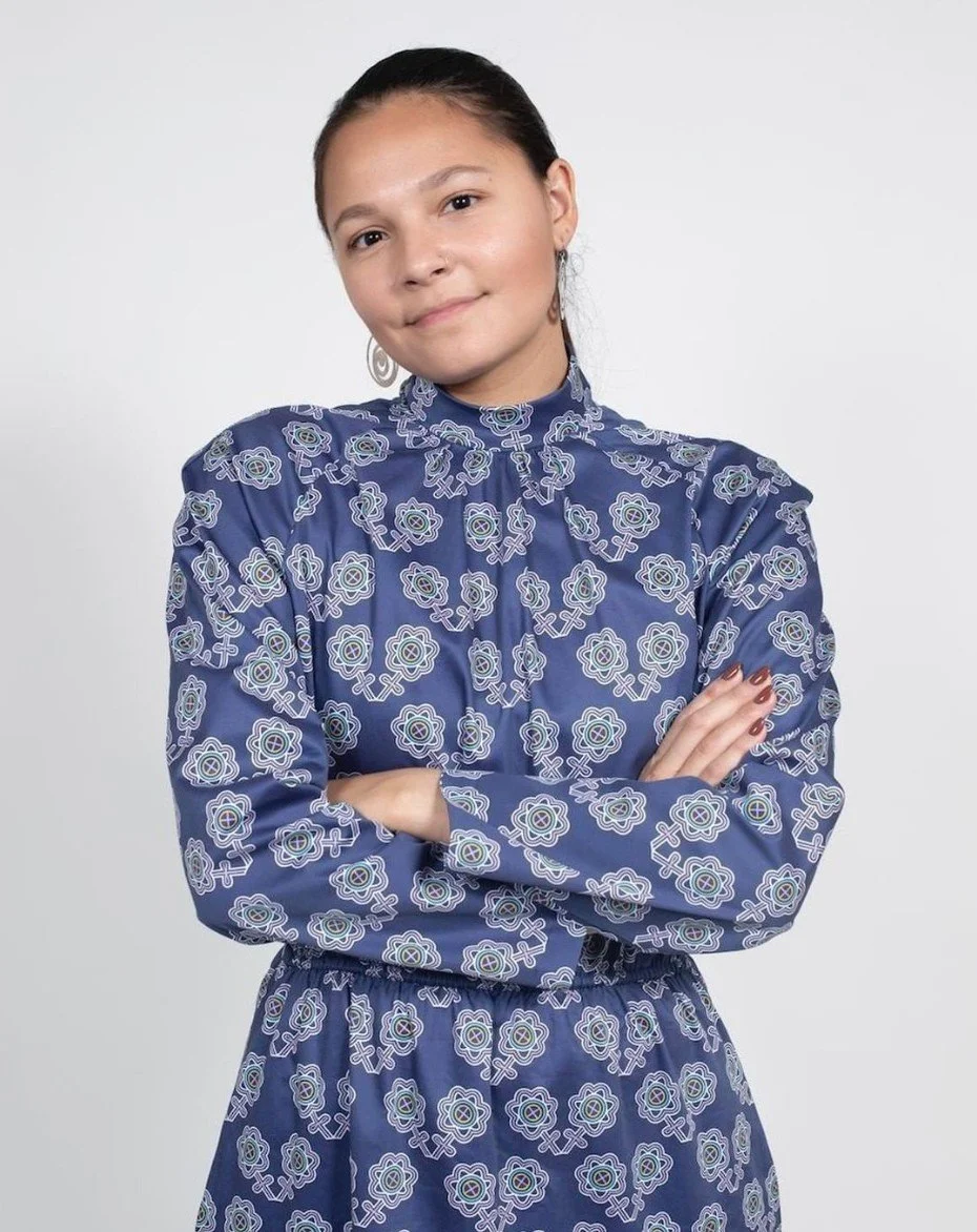Filmmaker @lorenwaters modeling the cotton sateen Sun Flower Maxi Dress 💙☀️ ⁠
⁠
Photo: Garett Fisbeck⁠
.⁠
.⁠
.⁠
#sunflower #textileprint #nativeart #mvskoke #buynative #muscogee #indigenous #shopsmall #indigenousart #indigenouswomen #indigenousfashi