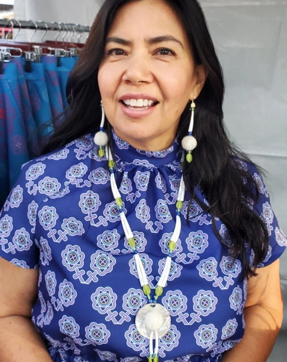 Hello, new followers from Santa Fe! 👋🏽⁠
⁠
Meet the maker behind this account: Leslie A. Deer, who designs garments influenced by her Mvskoke people and their ancestors, the Moundbuilders. ⁠
⁠
She uses signature bright colors, intricate appliqu&eacu