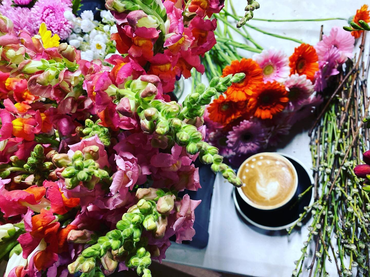 Lots of coffee and flowers today ☕️🌷