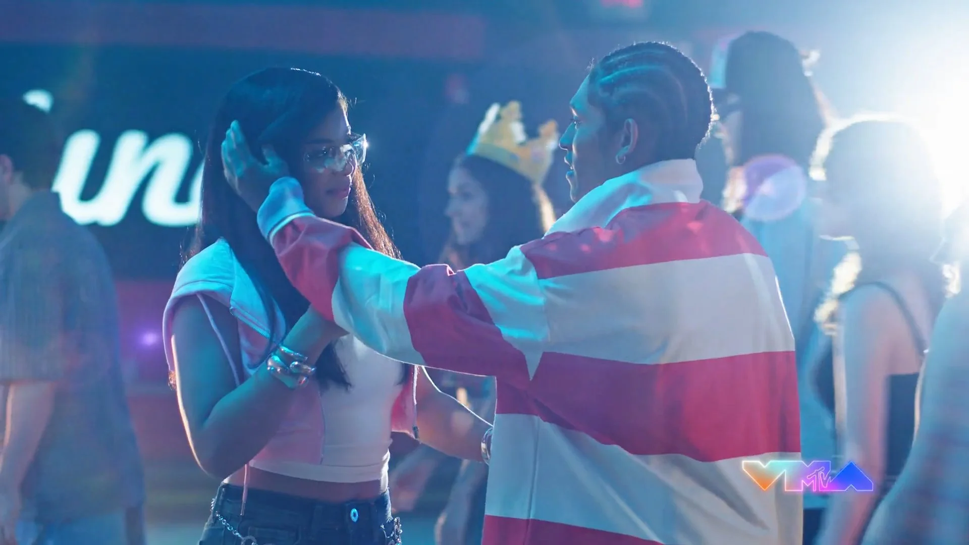 VS--TheBiggest2025VMAsAdStuntsStarringMrBeastandSabrinaCarpenter-0’50” (1).jpg