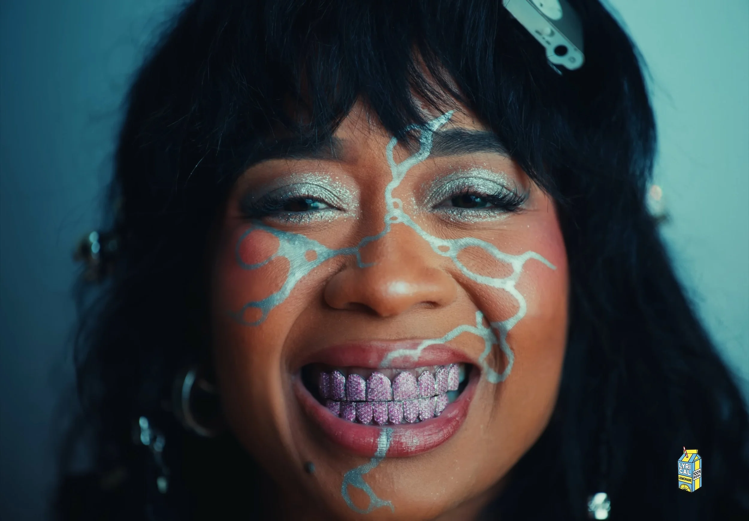 VS--YouTube-TiaCorine-IronicOfficialMusicVideo-1’55”.jpg