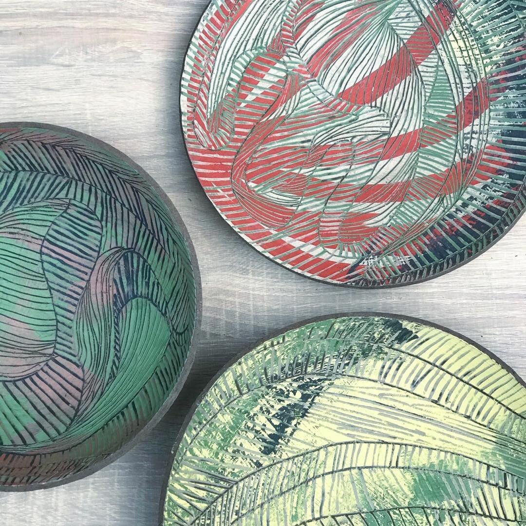 Experimenting with new colored patterns on larger scale pieces 🤞
#colorful #ceramics #coloredslip #coloredslipcarving #grovevaleceramics #colorfultableware